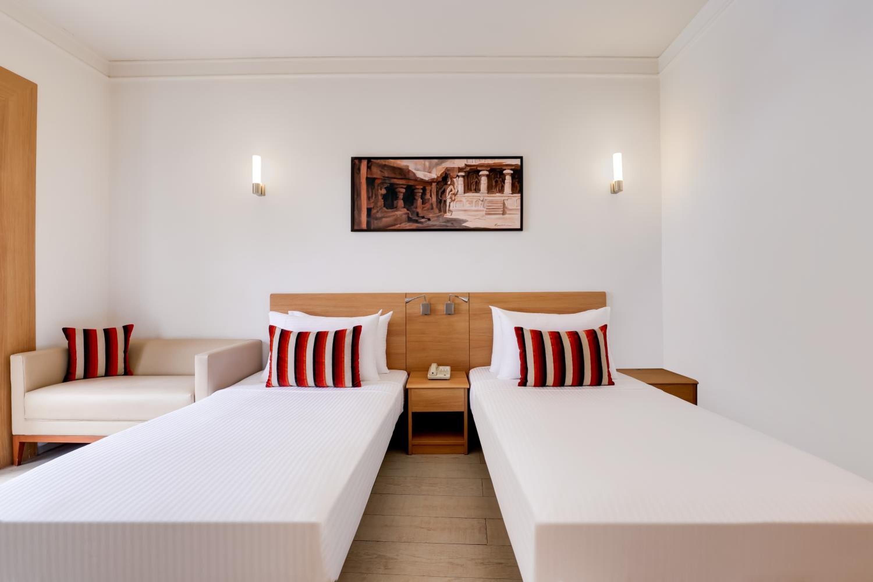Executive Twin Room with Balcony (10% discount on Laundry and Complimentary Hi Tea) - Photo 4