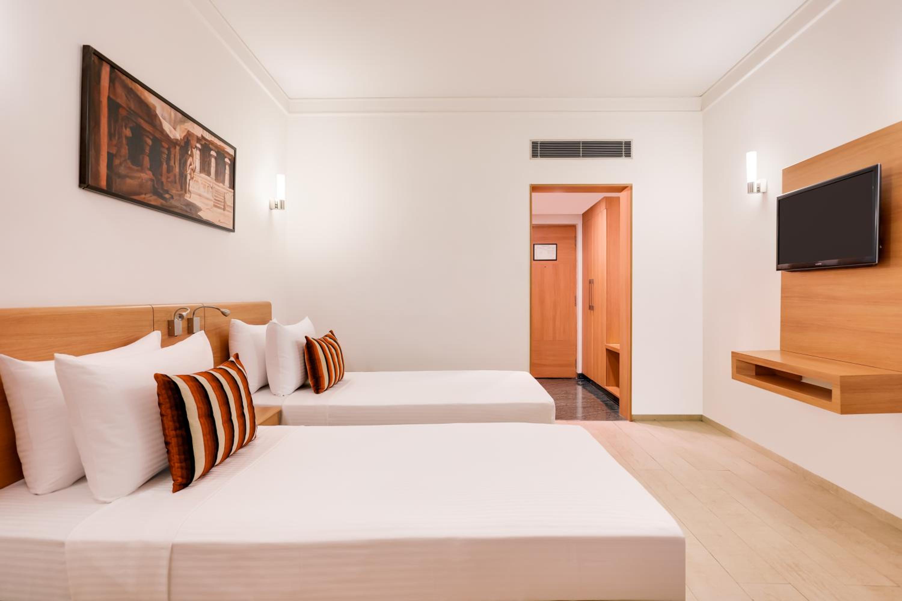 Executive Twin Room with Balcony (10% discount on Laundry and Complimentary Hi Tea) - Photo 3