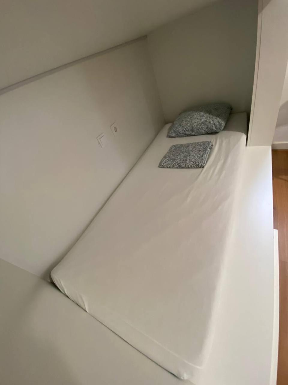Cama individual en habitación compartida mixta