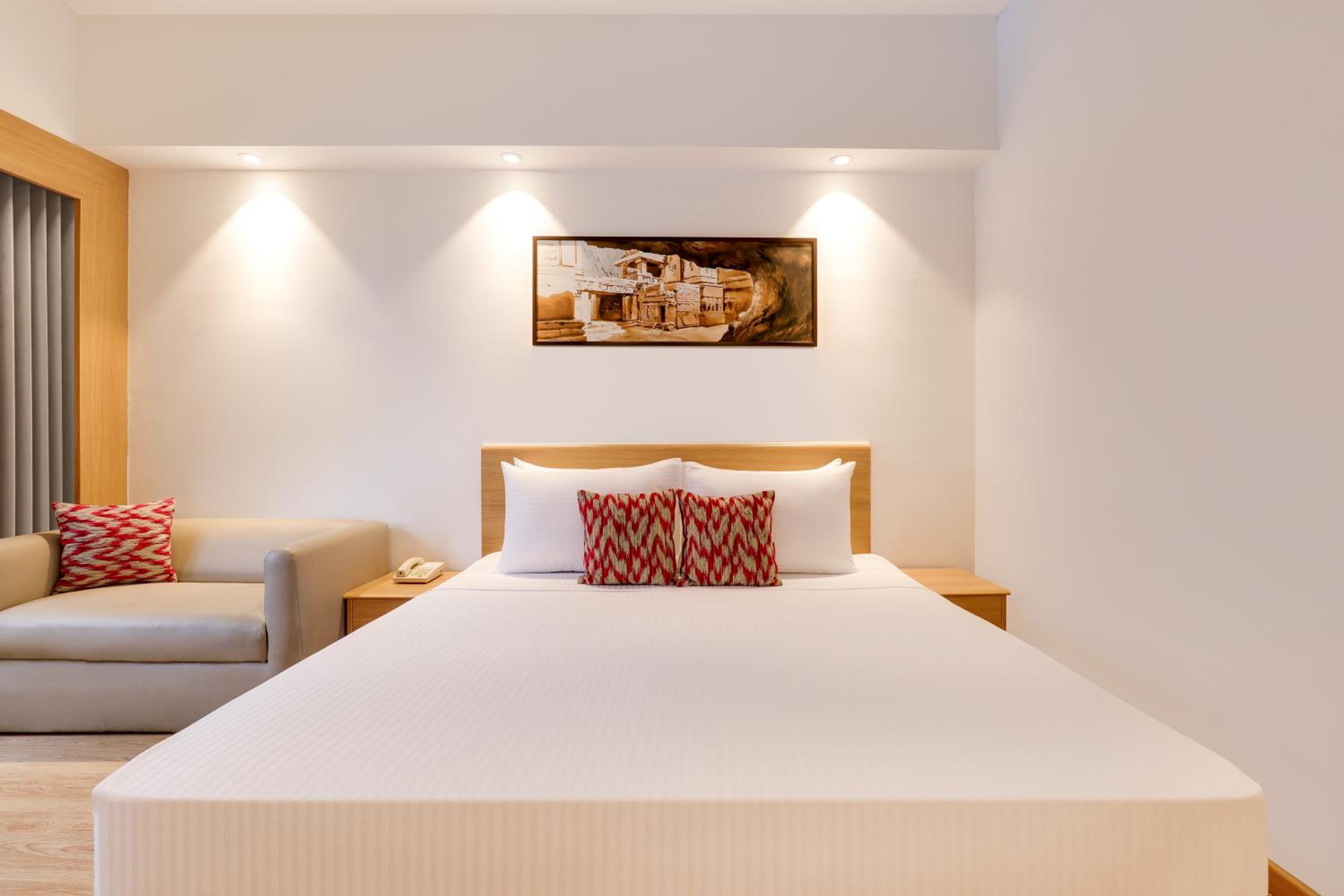 Executive King Room with Balcony - Photo 5