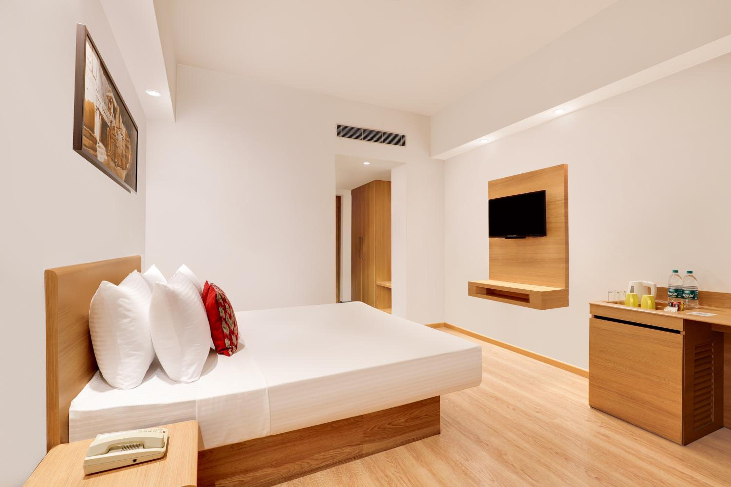 Executive King Room with Balcony - Photo 4