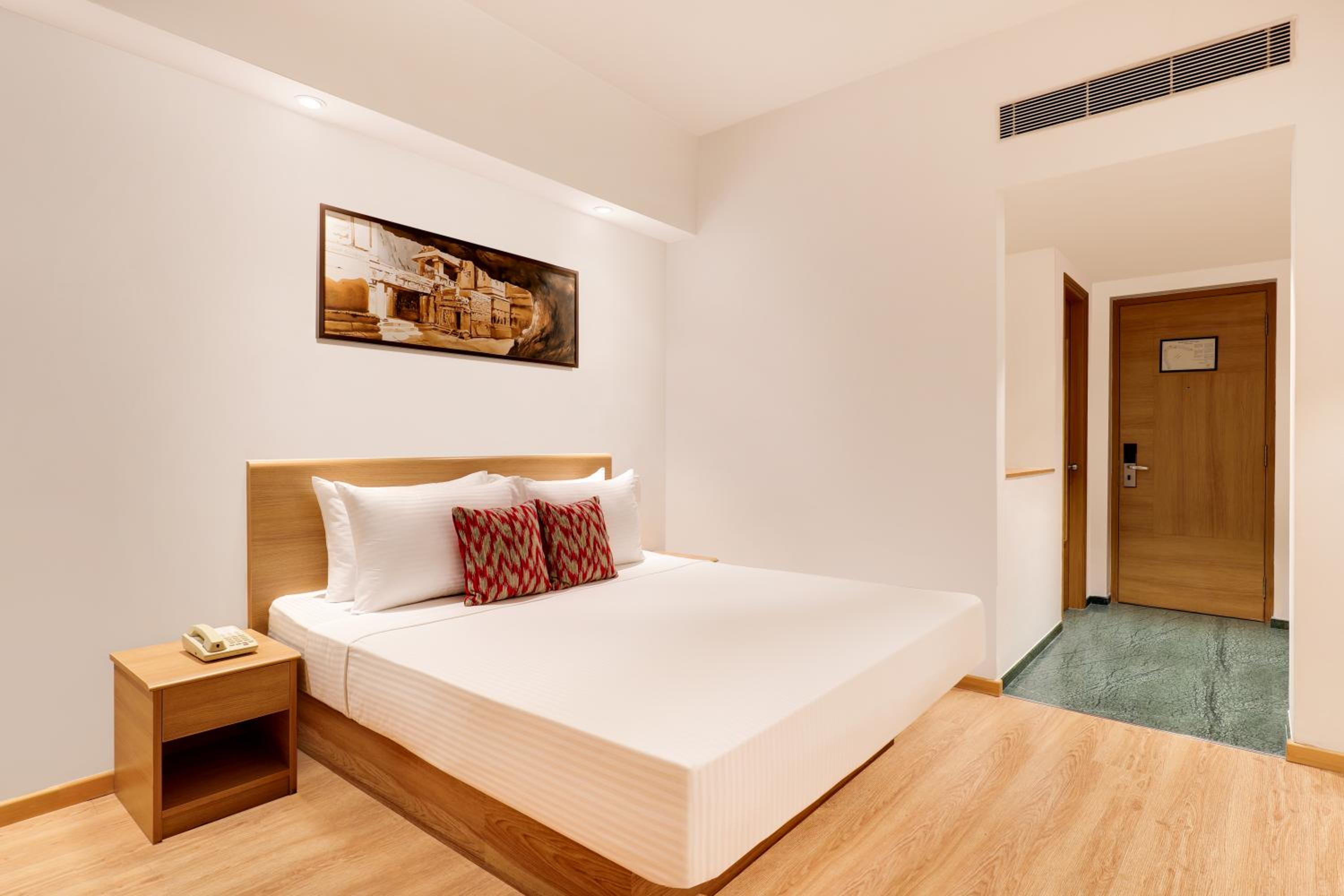 Executive King Room with Balcony - Photo 6