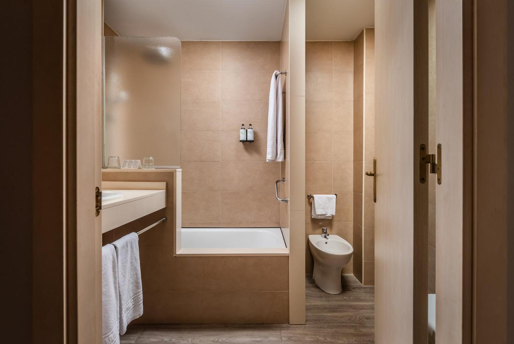 Standard Double or Twin Room photo 3