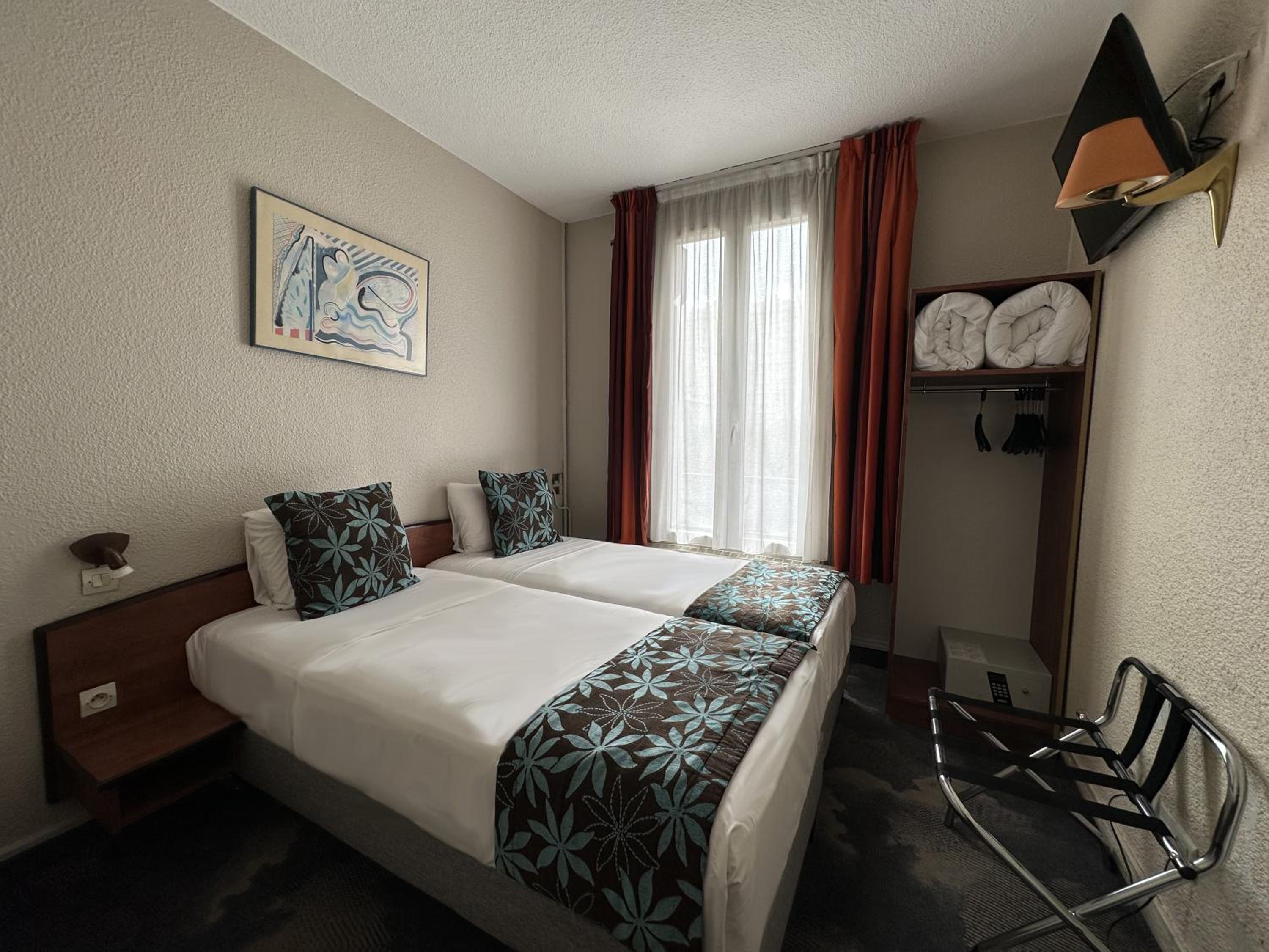Twin Room - Photo 2