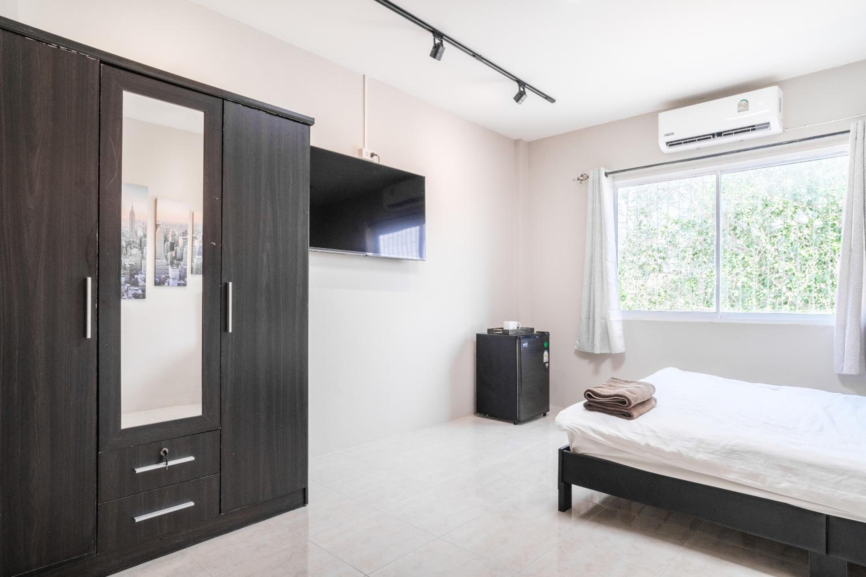 Deluxe Queen Room - Photo 5