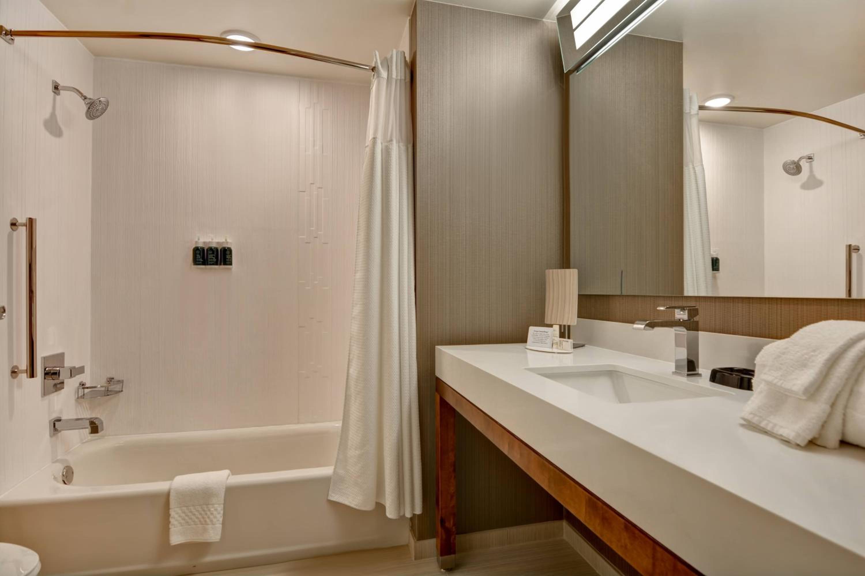 Guest room, 2 Queen - Photo 5