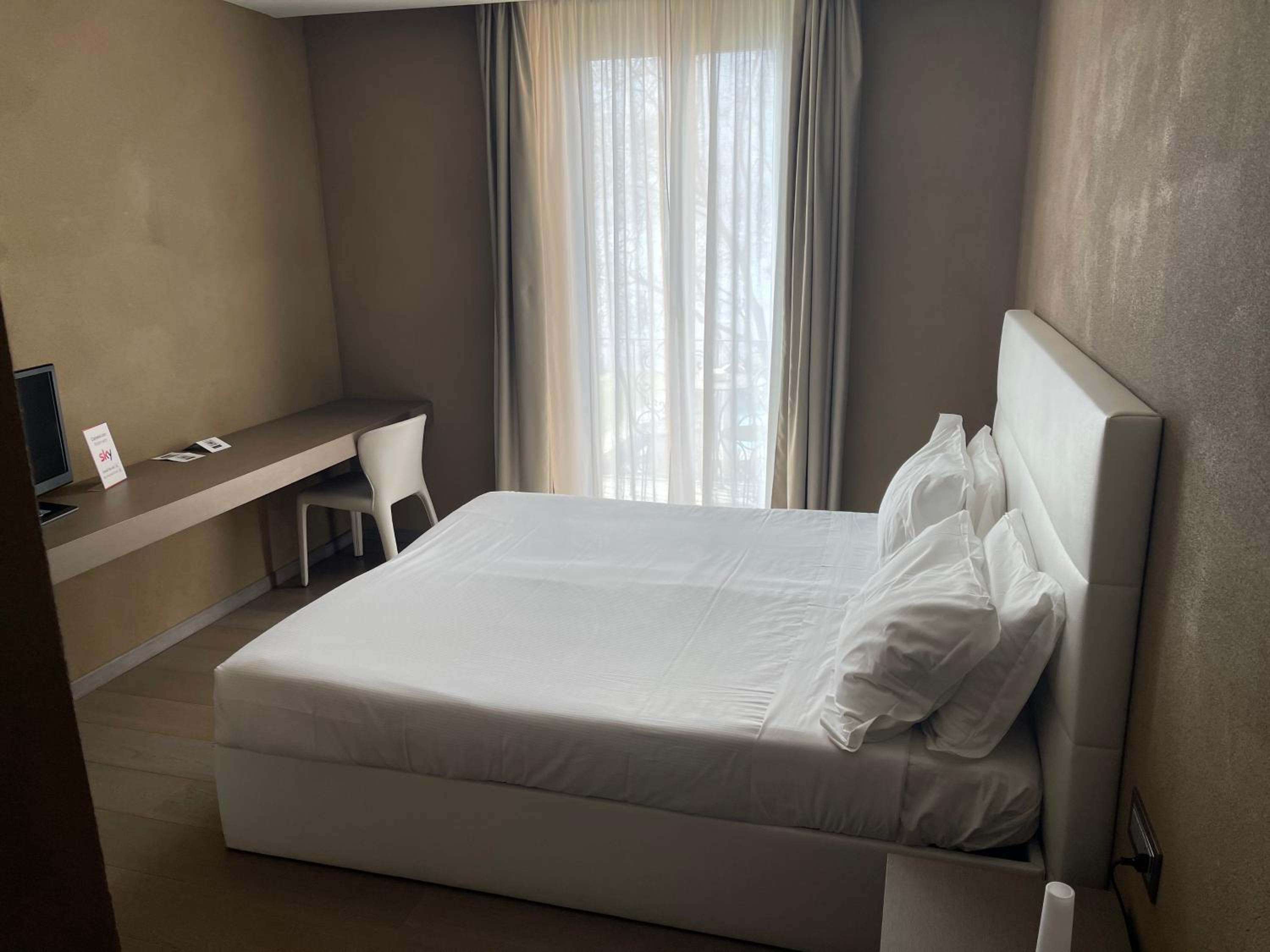 Double or Twin Room with Lake View photo 3