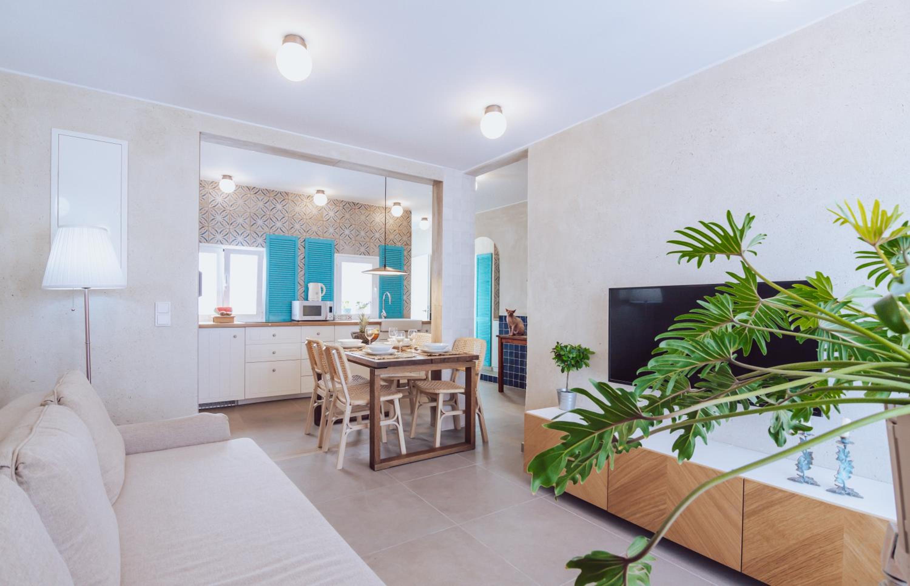 Apartamento de dos habitaciones con balcón y vista al mar