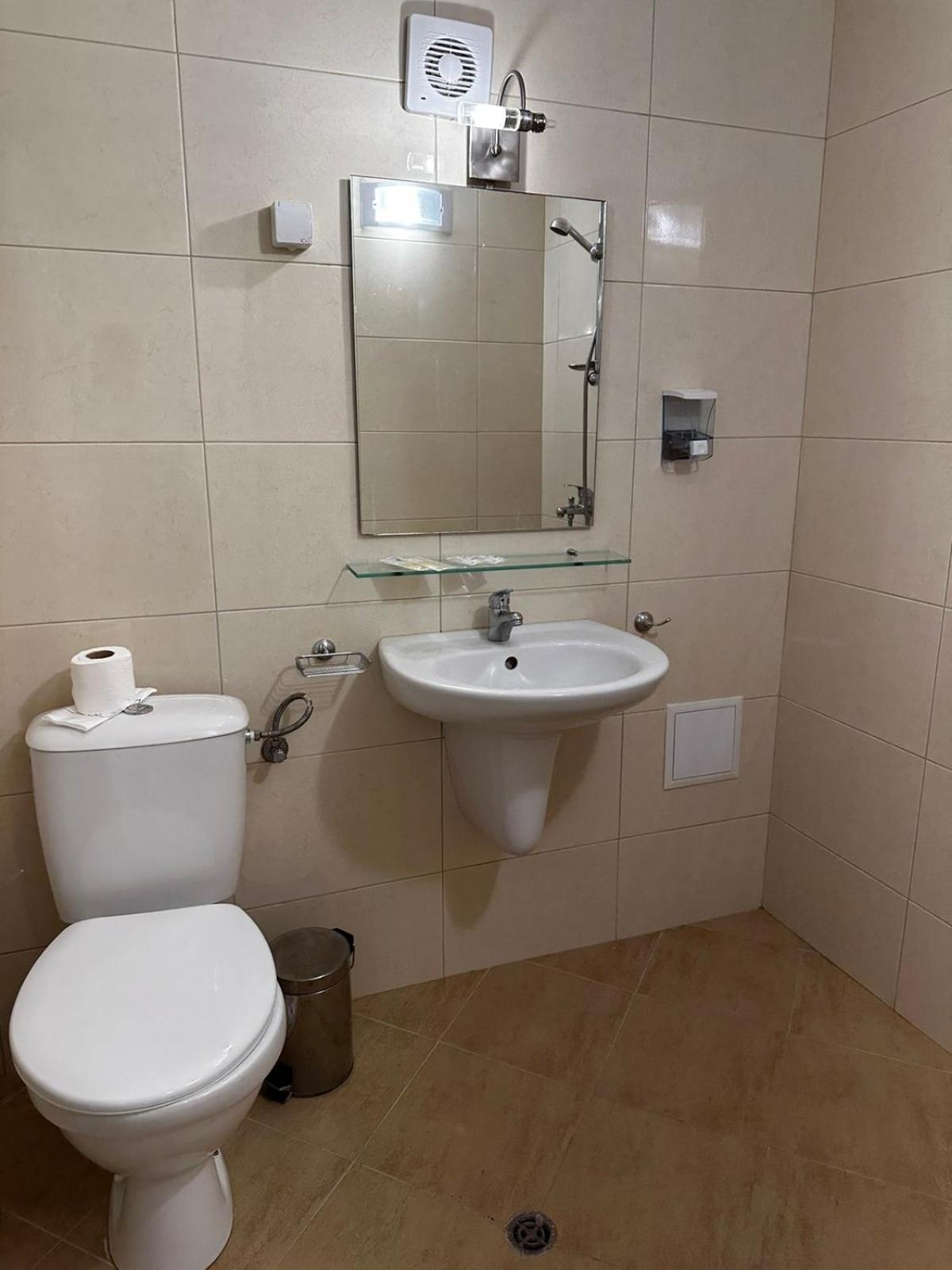 Economy Twin Room - Photo 6