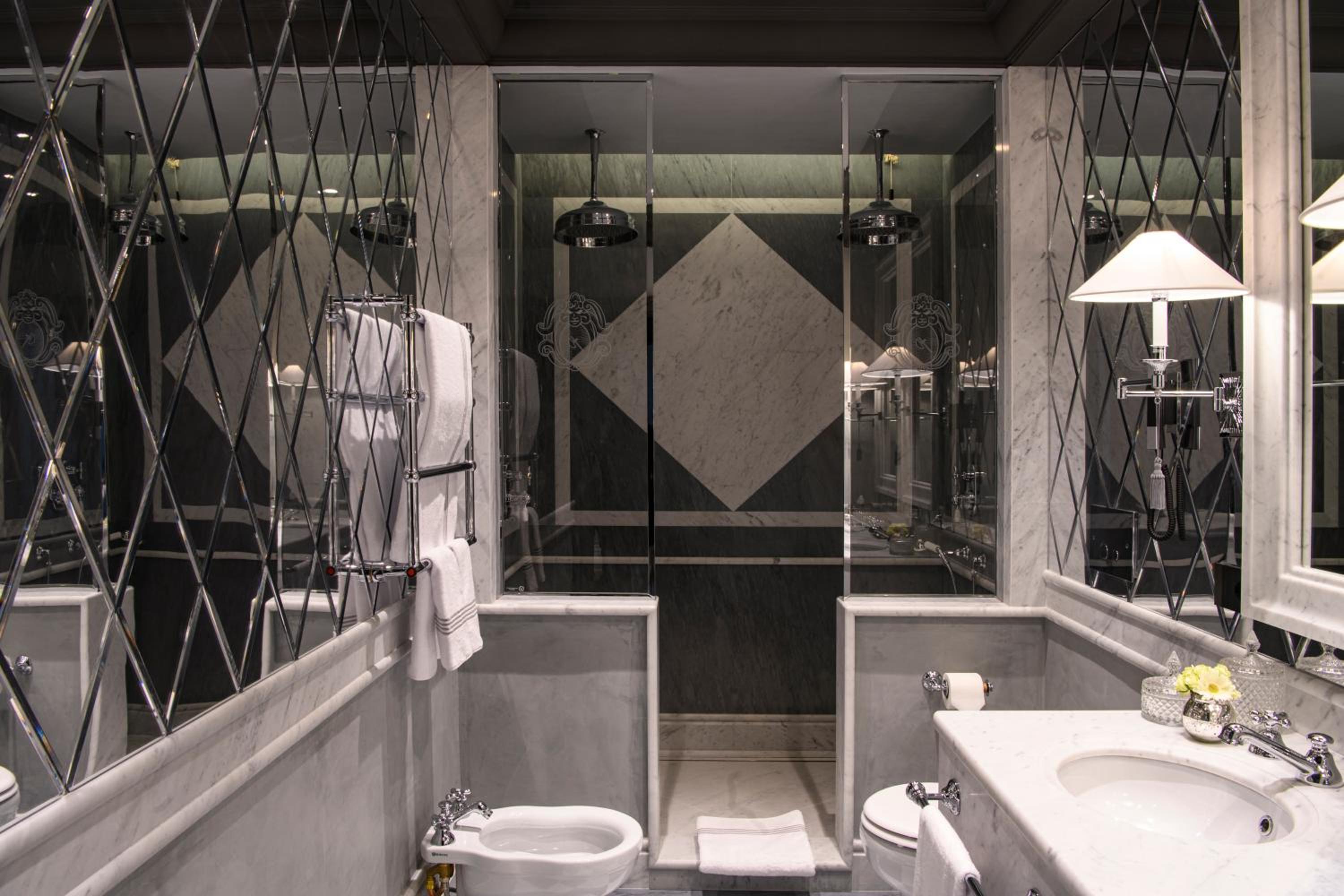 Suite (Non Smoking) - Photo 11