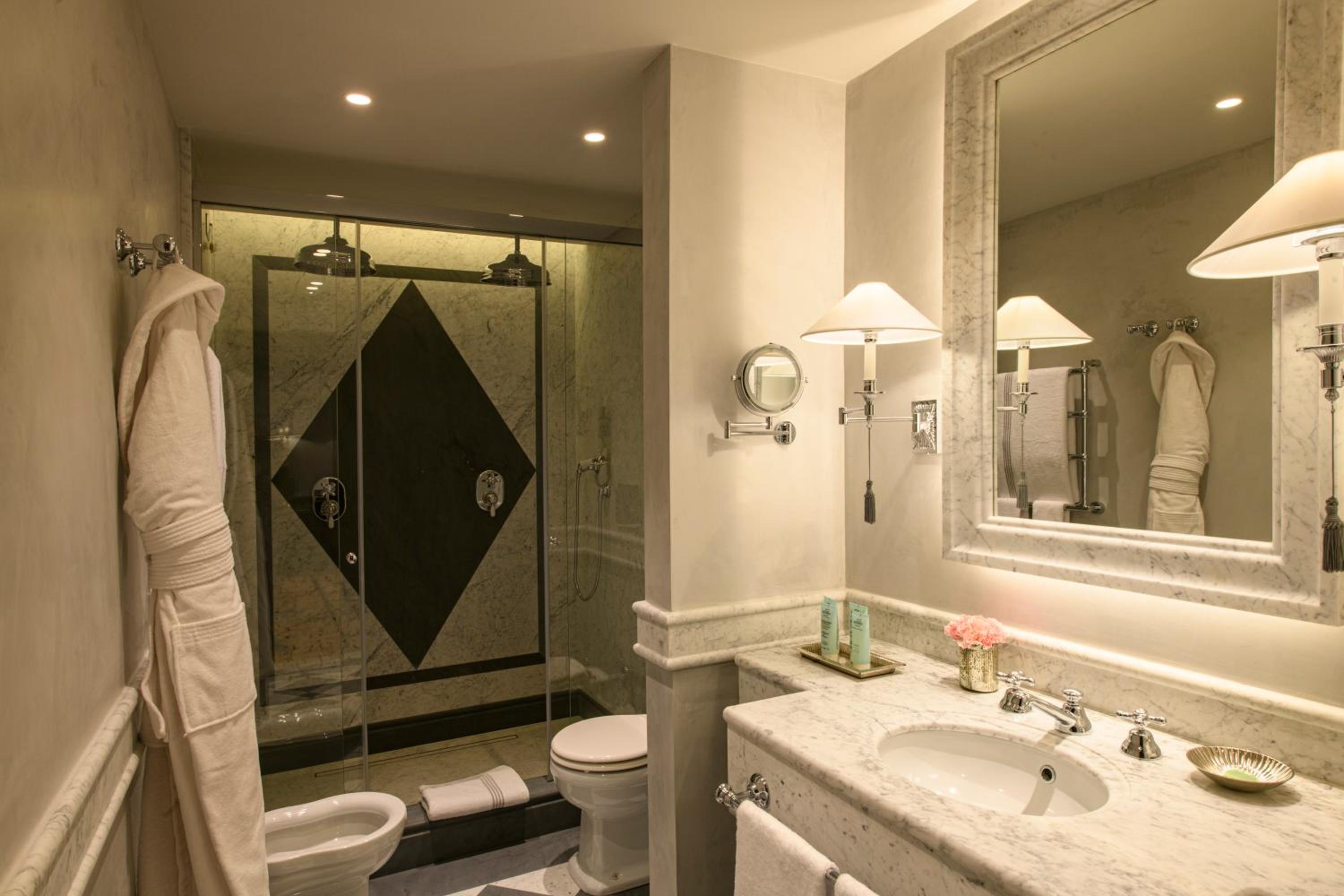 Suite (Non Smoking) - Photo 15