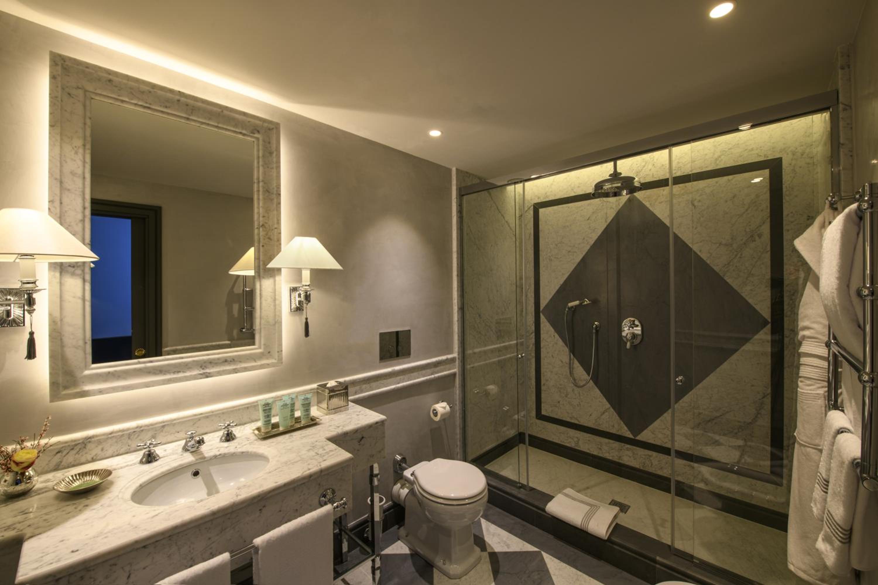 Suite (Non Smoking) - Photo 19