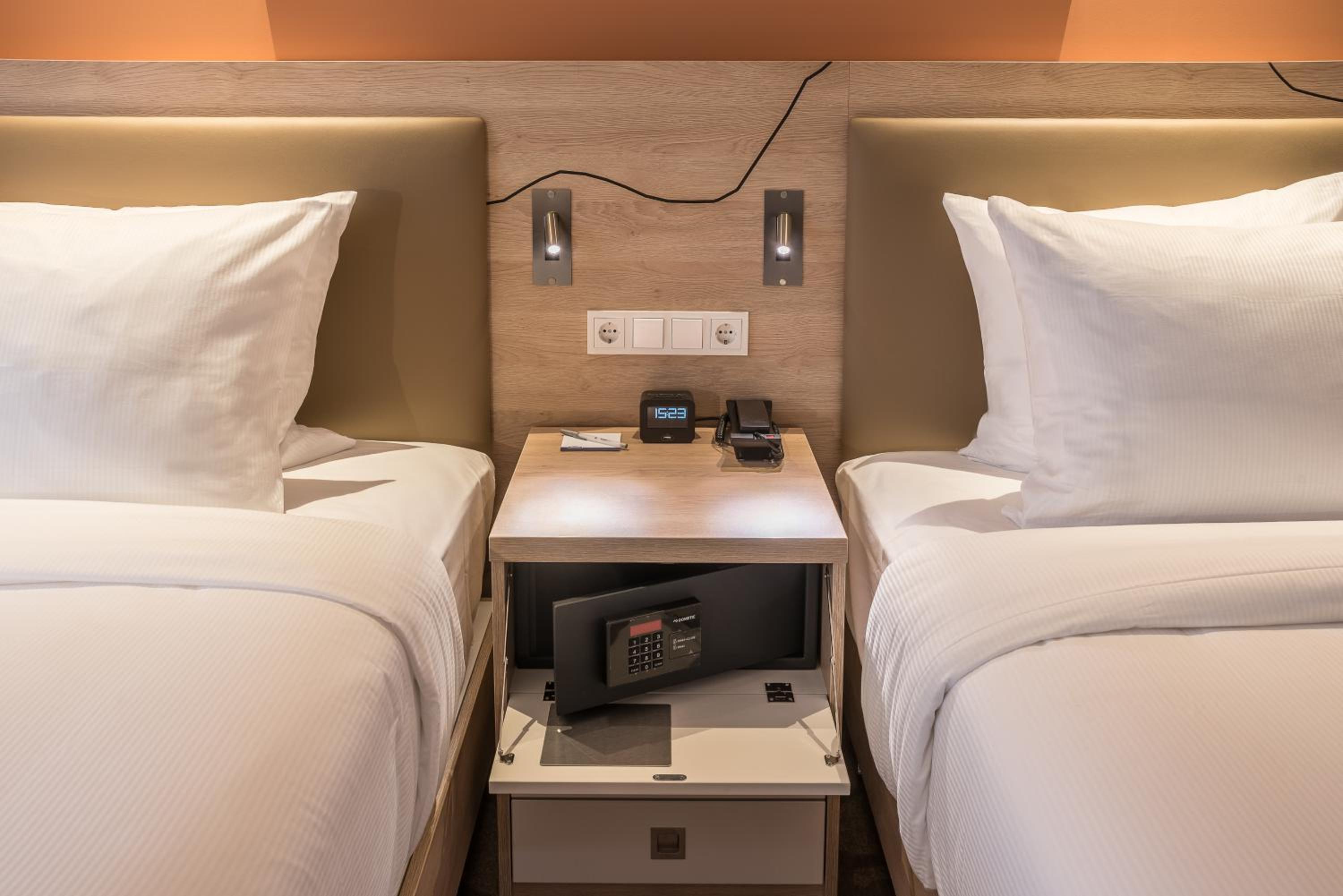 Twin Room thumbnail 5