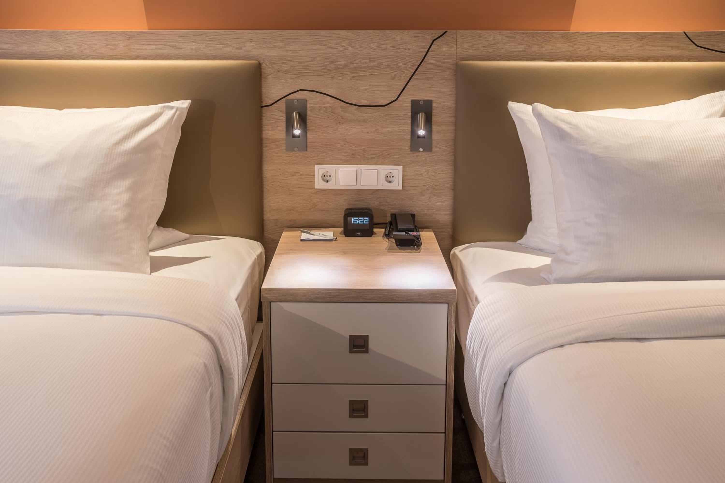 Twin Room thumbnail 6