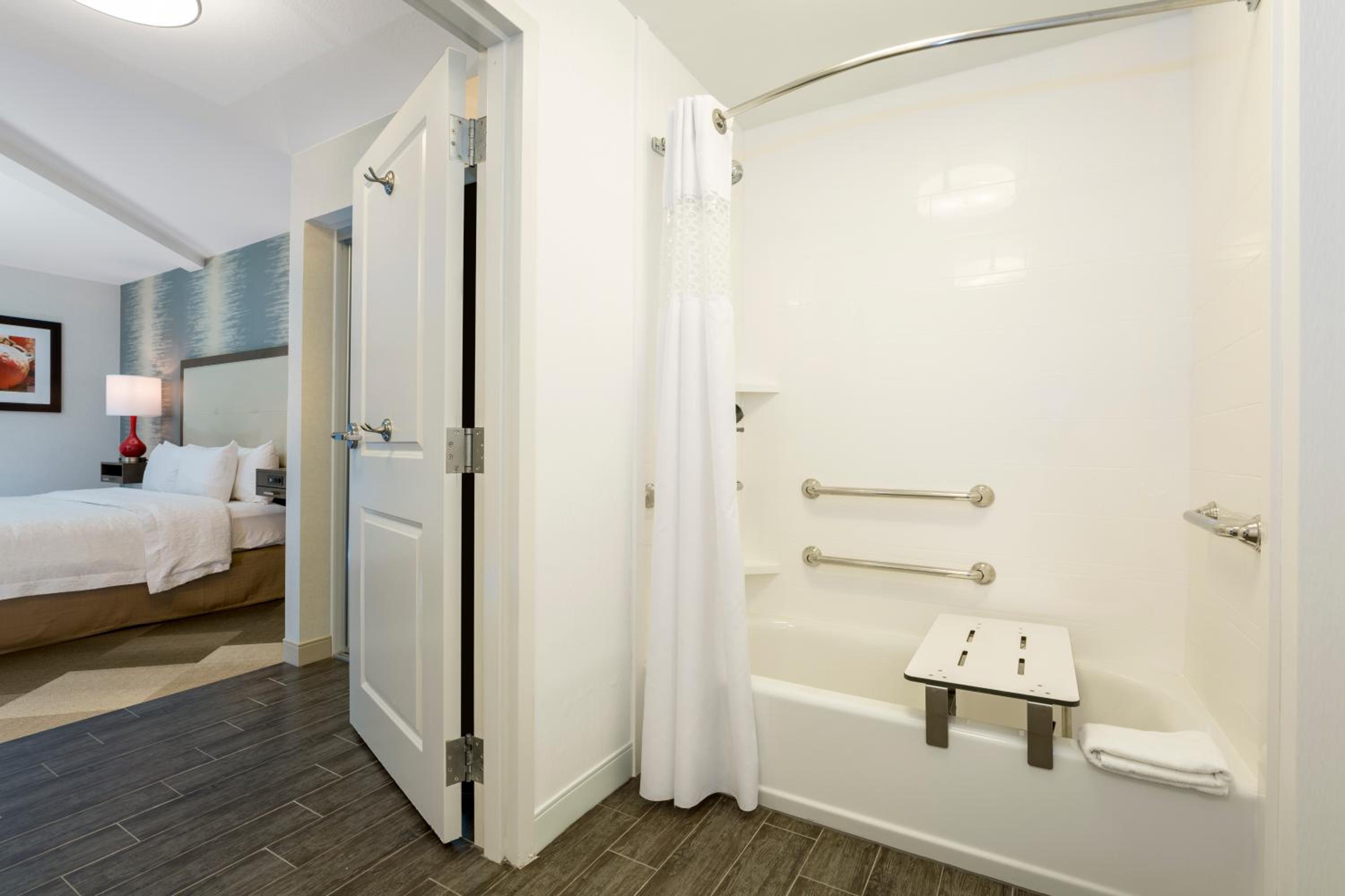 Double Room with Two Queen Beds and Bath Tub - Mobility and Hearing Access - Photo 7