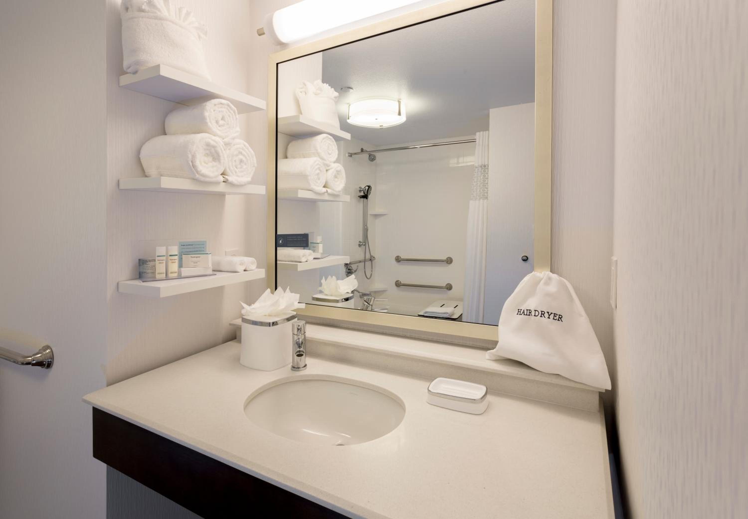 Double Room with Two Queen Beds and Bath Tub - Mobility and Hearing Access - Photo 5