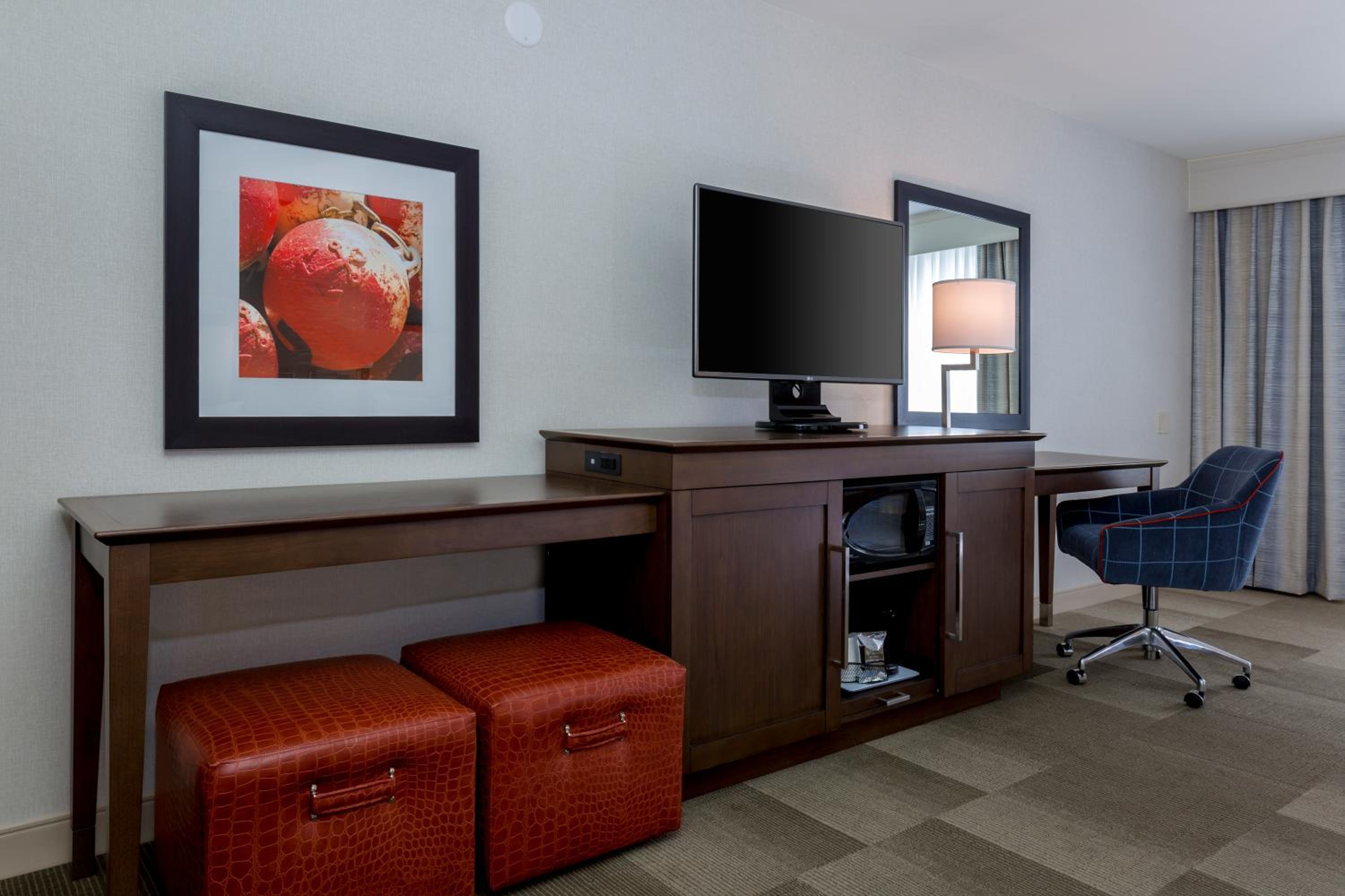 Double Room with Two Queen Beds and Bath Tub - Mobility and Hearing Access - Photo 9