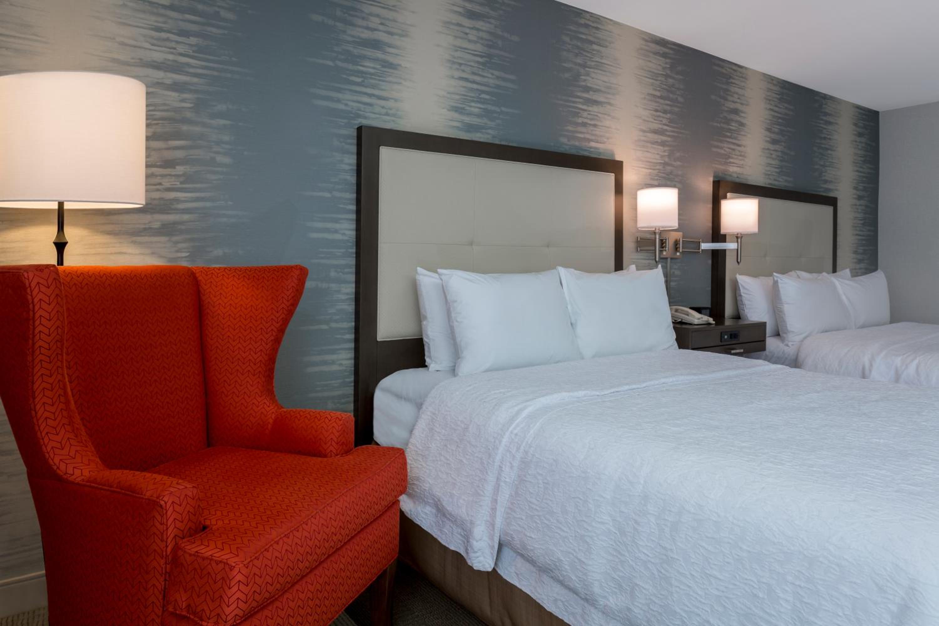 Double Room with Two Queen Beds and Bath Tub - Mobility and Hearing Access - Photo 4