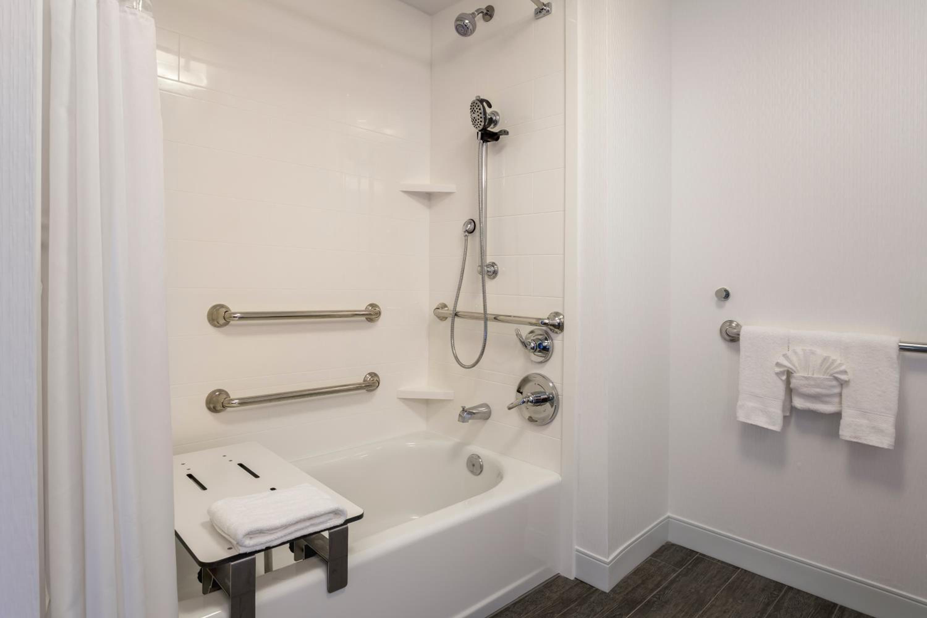 Double Room with Two Queen Beds and Bath Tub - Mobility and Hearing Access - Photo 2