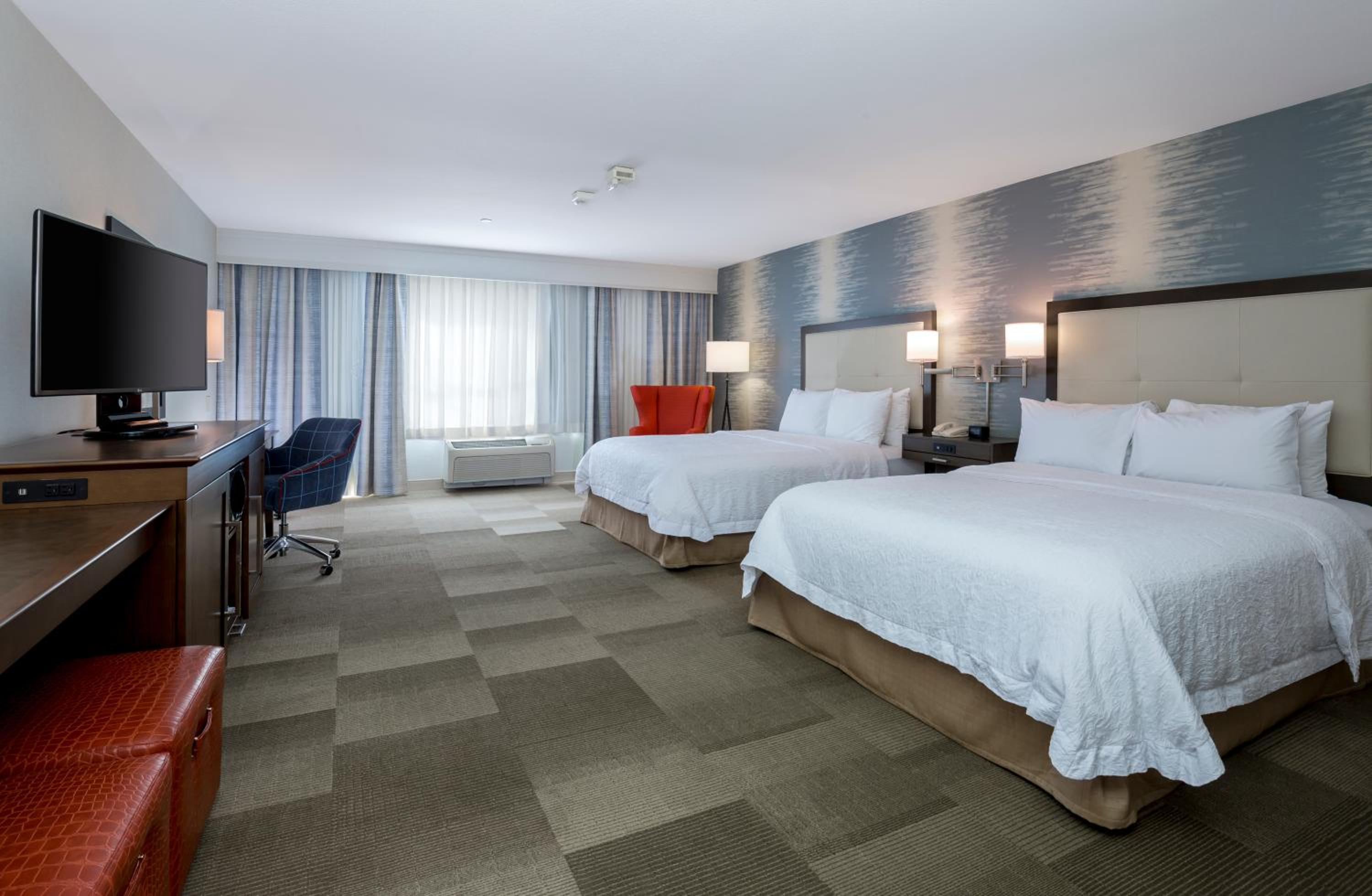 Double Room with Two Queen Beds and Bath Tub - Mobility and Hearing Access - Photo 1