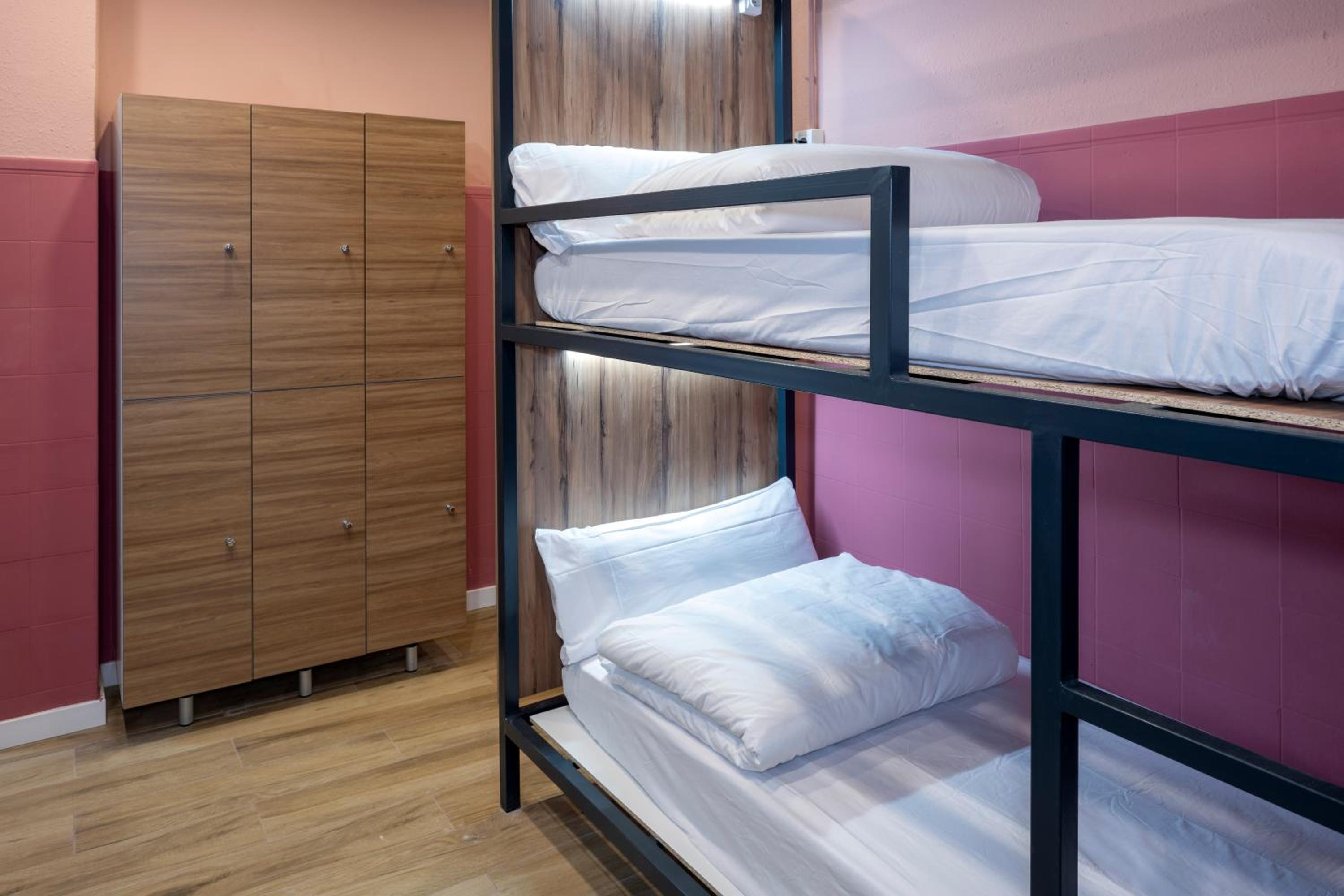 Cama en Habitación Compartida Femenina de 6 Camas