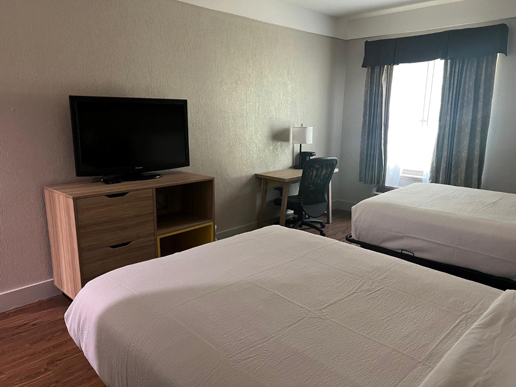 Double Room with Two Double Beds - Non-Smoking - Photo 4