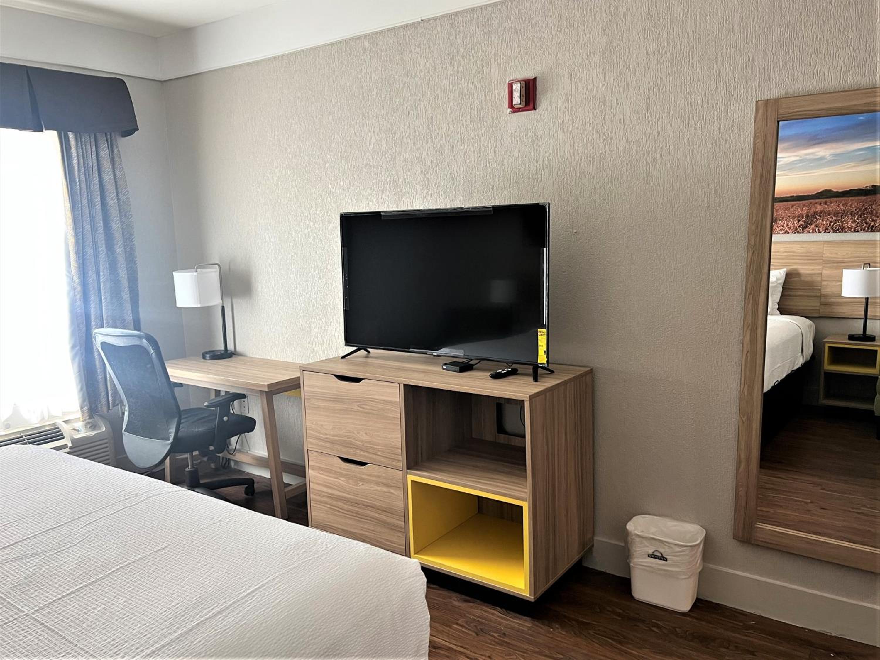 King Room - Non-Smoking - Photo 5