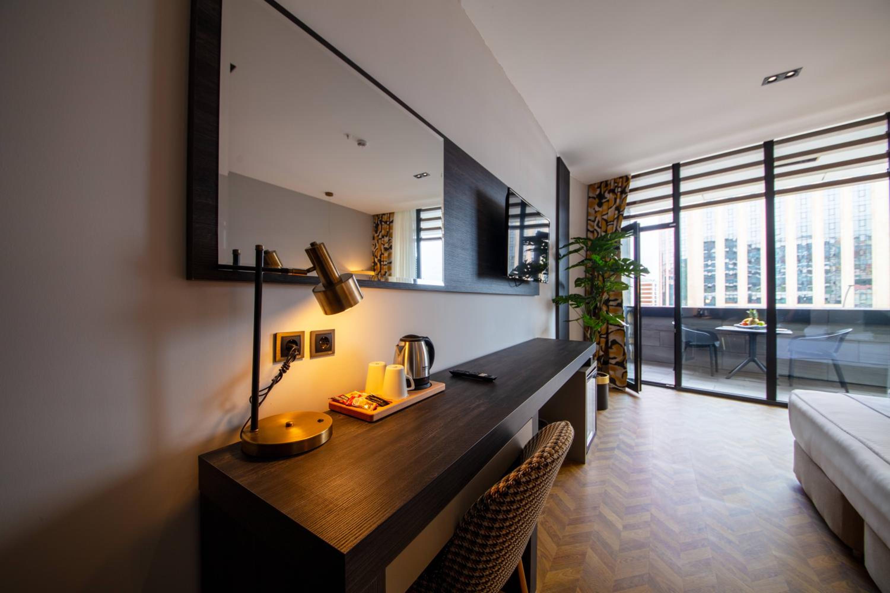 Double Room with Balcony thumbnail 5