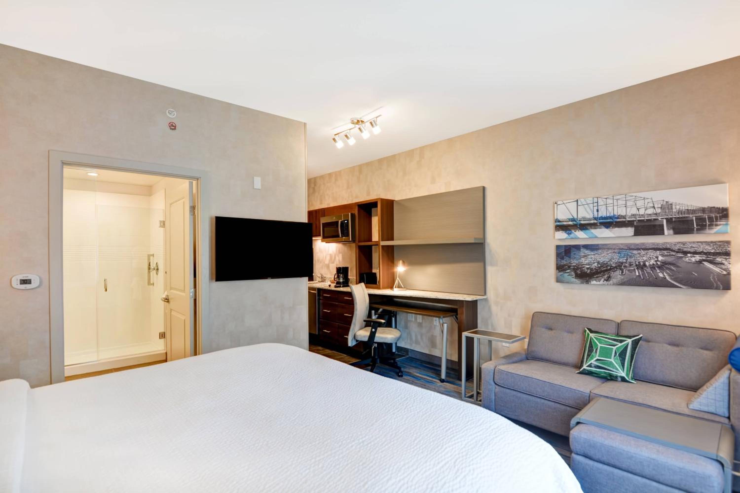 King Studio with Sofa Bed and Adapted Tub - Mobility and Hearing Accessible