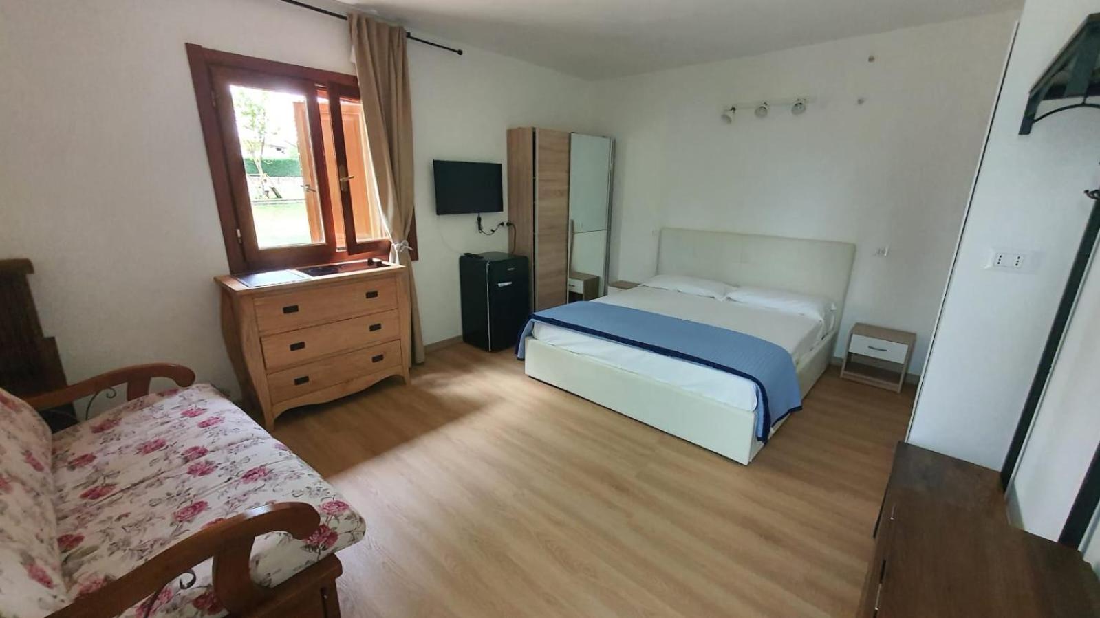 Deluxe Room (2 Adults + 1 Child)