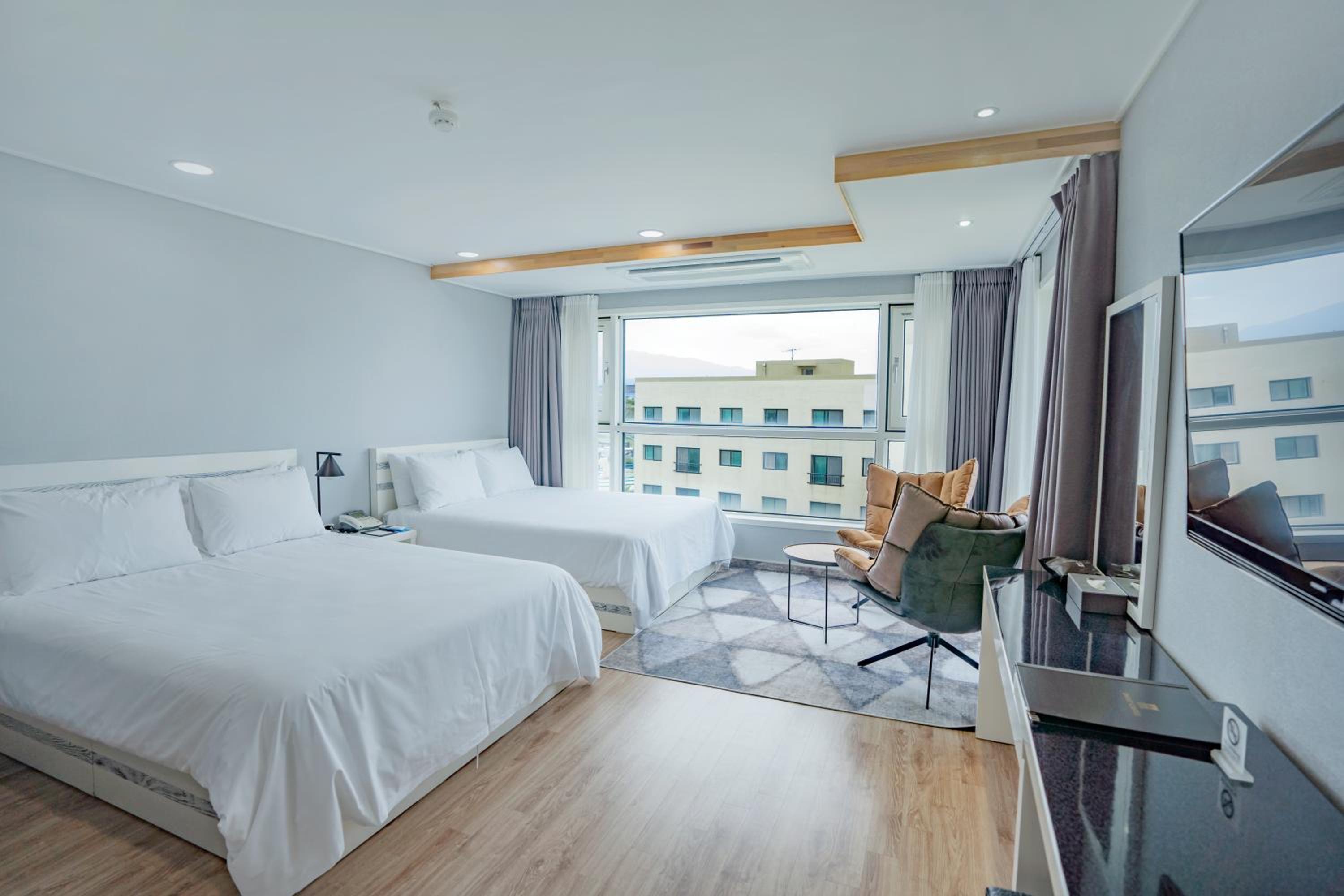 Junior Suite with Mountain View - Photo 3