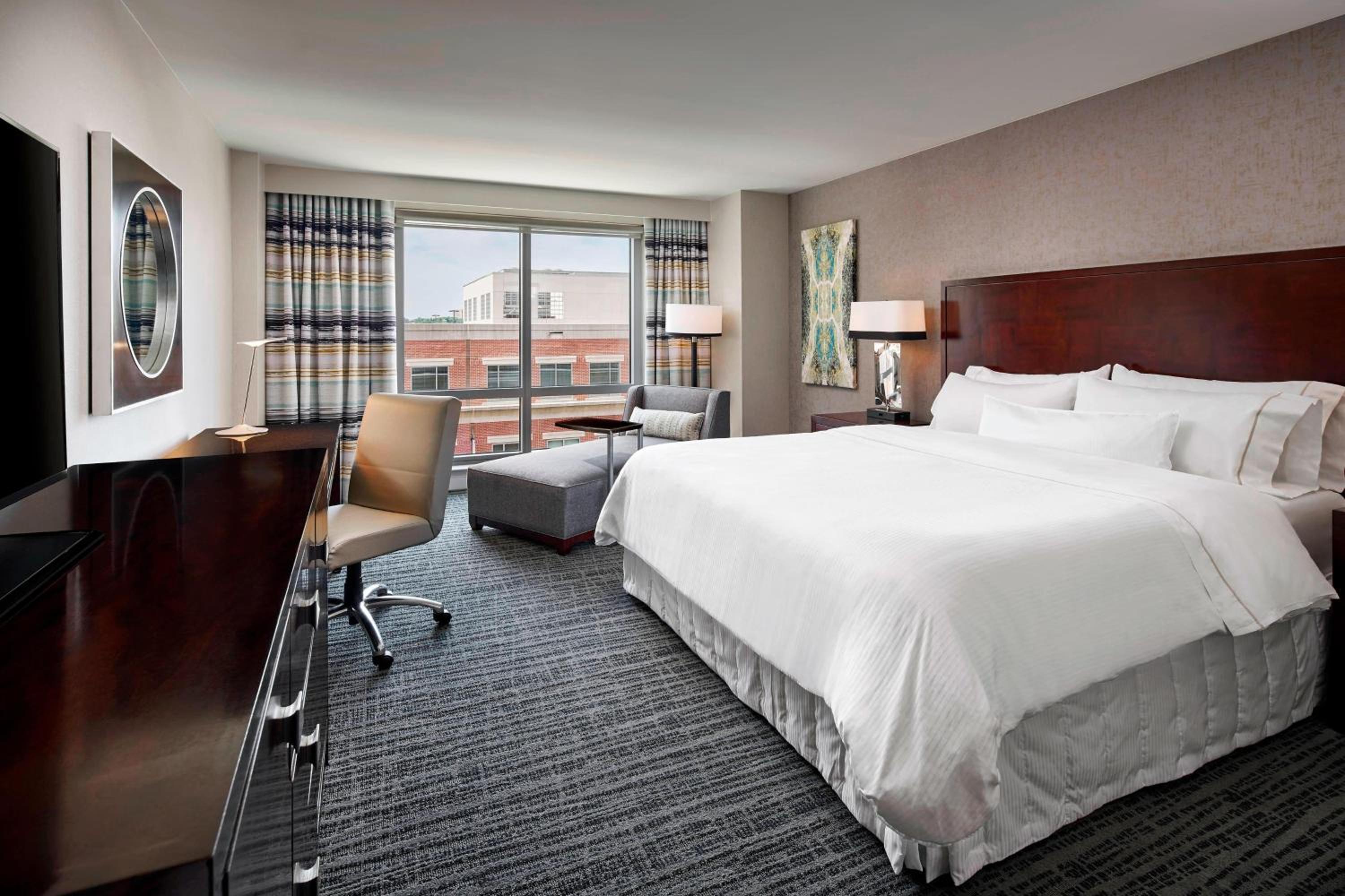 Deluxe, Guest room, 1 King, City view - Photo 1