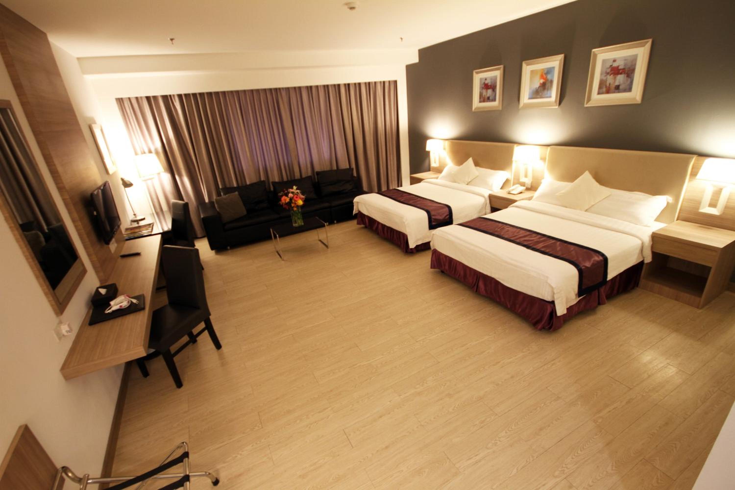 Executive Deluxe Double Queen Room photo 3