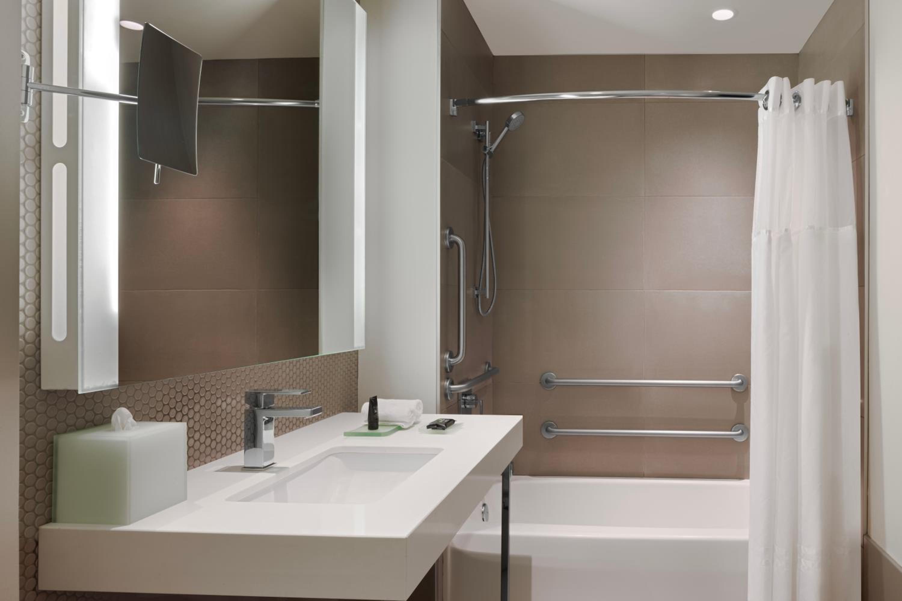 Queen Room with Two Queen Beds and Accessible Tub - Disability Access thumbnail 5