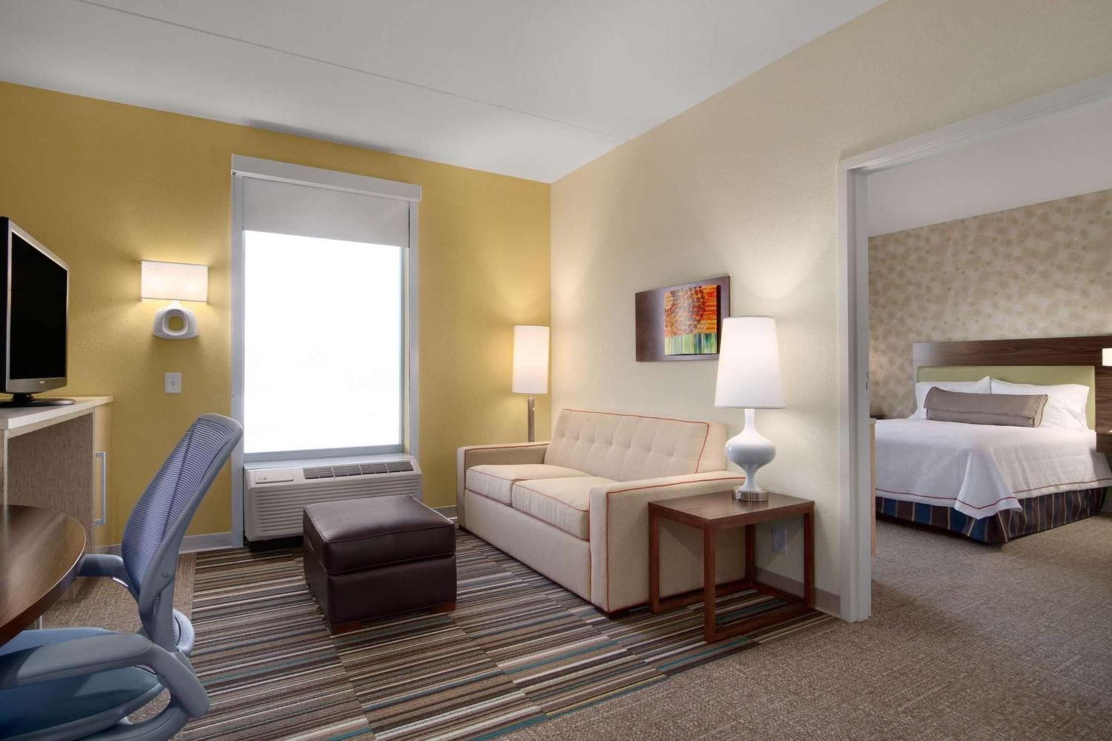 Queen Suite with Roll-In Shower - Mobility and Hearing Access/Non-Smoking photo 2