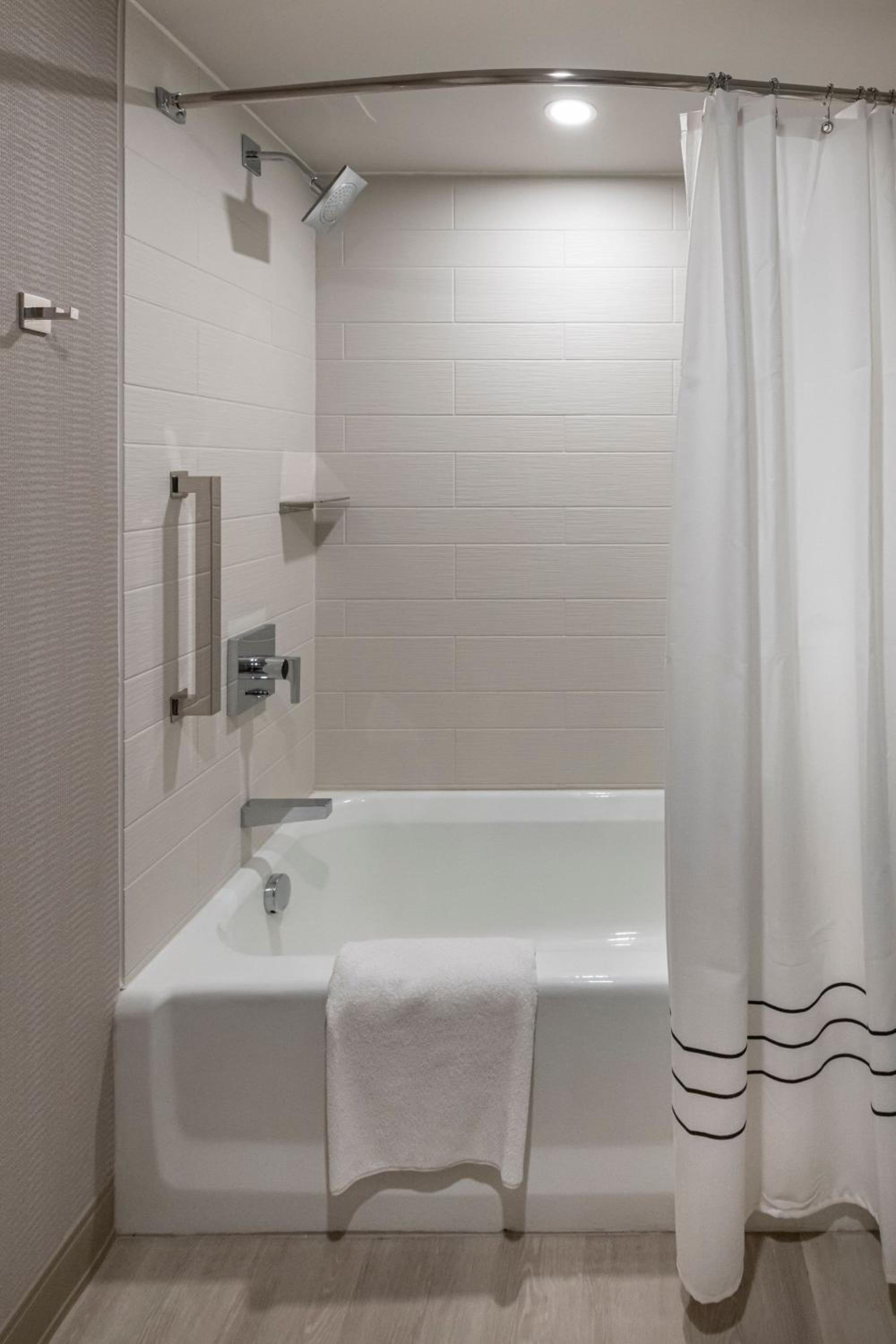 Queen Room with Two Queen Beds - Hearing Accessible - Photo 5