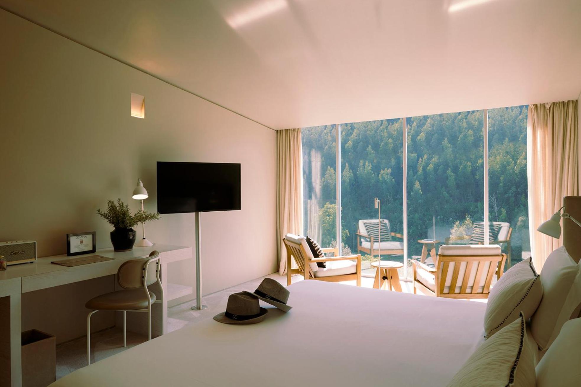 Double or Twin Room with Mountain View - Photo 6