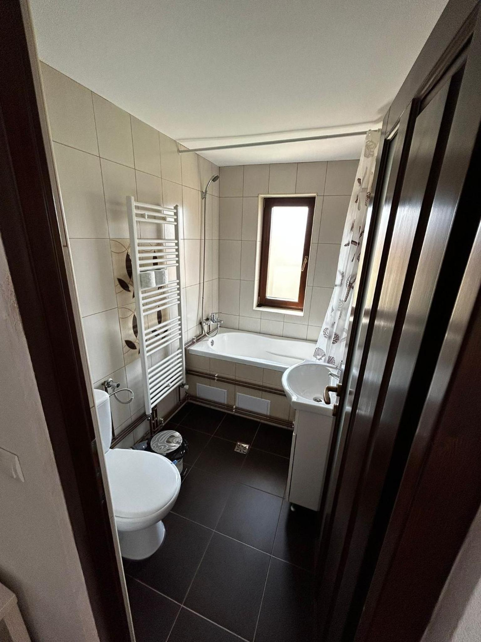 Family Room with Private Bathroom photo 2
