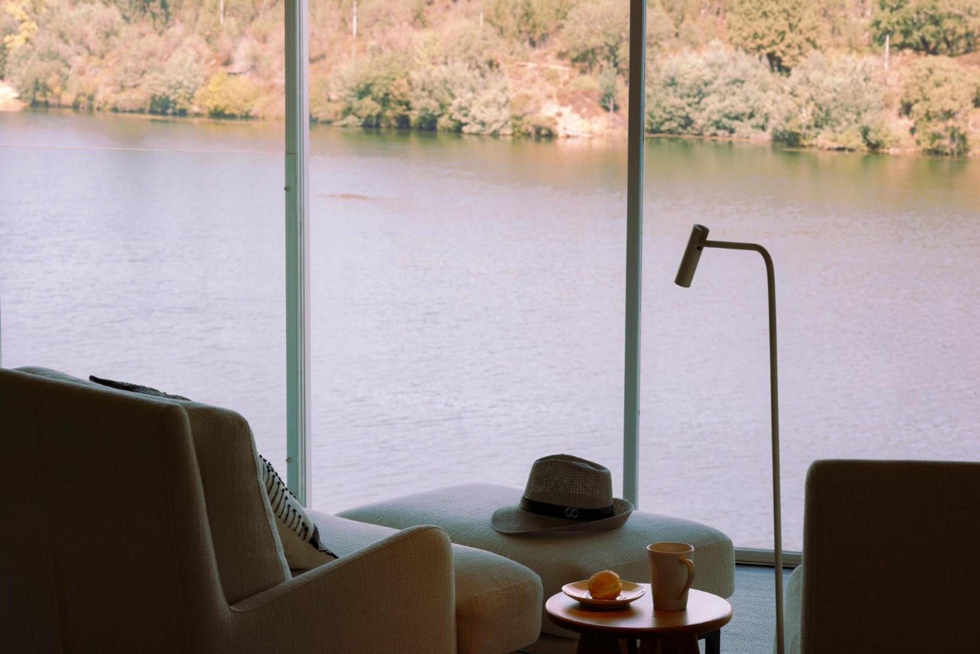 Superior Suite with River View - Photo 3