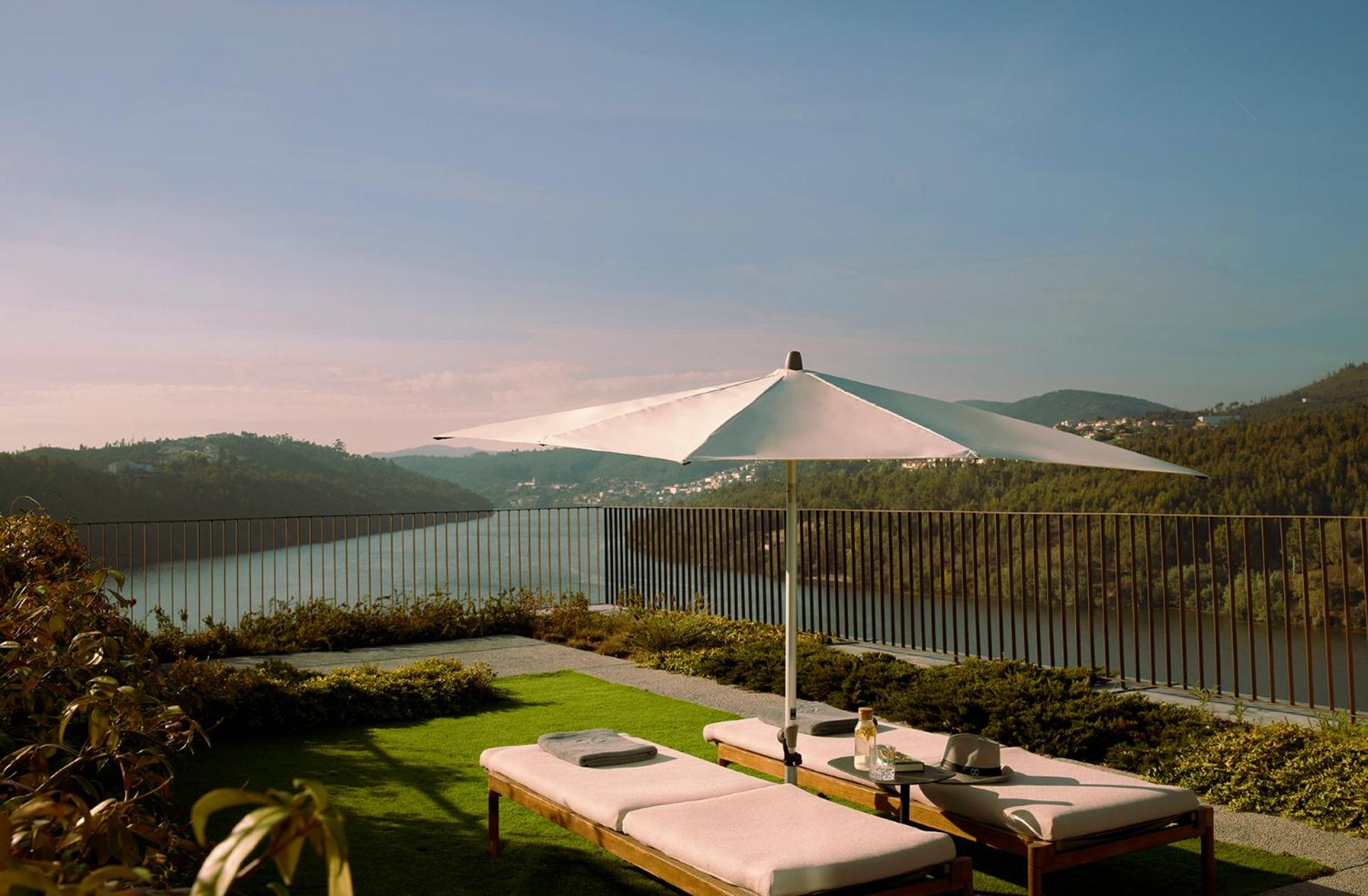 Deluxe Double Room with Balcony - Photo 5