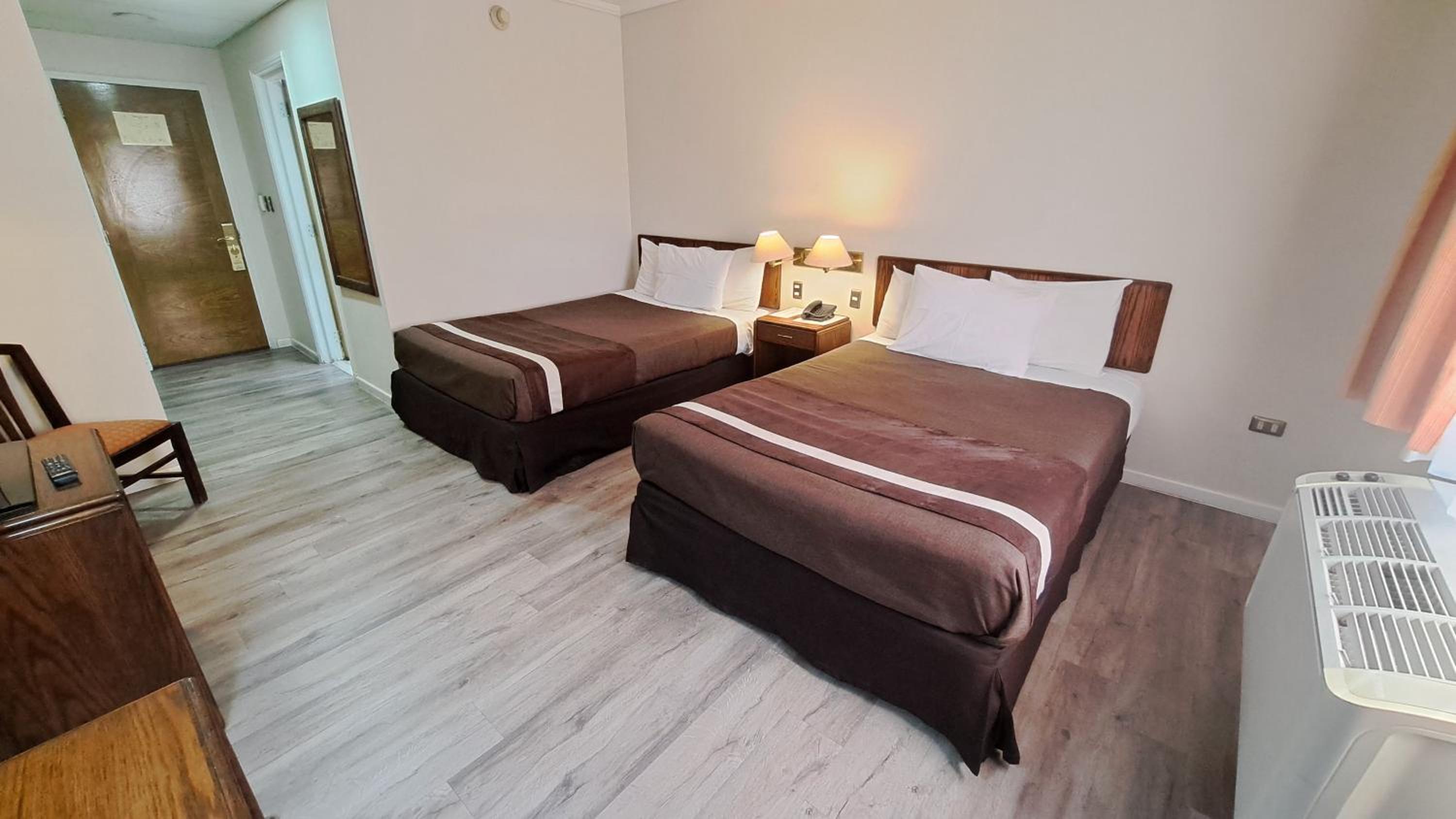 Queen Room with Two Queen Beds photo 3