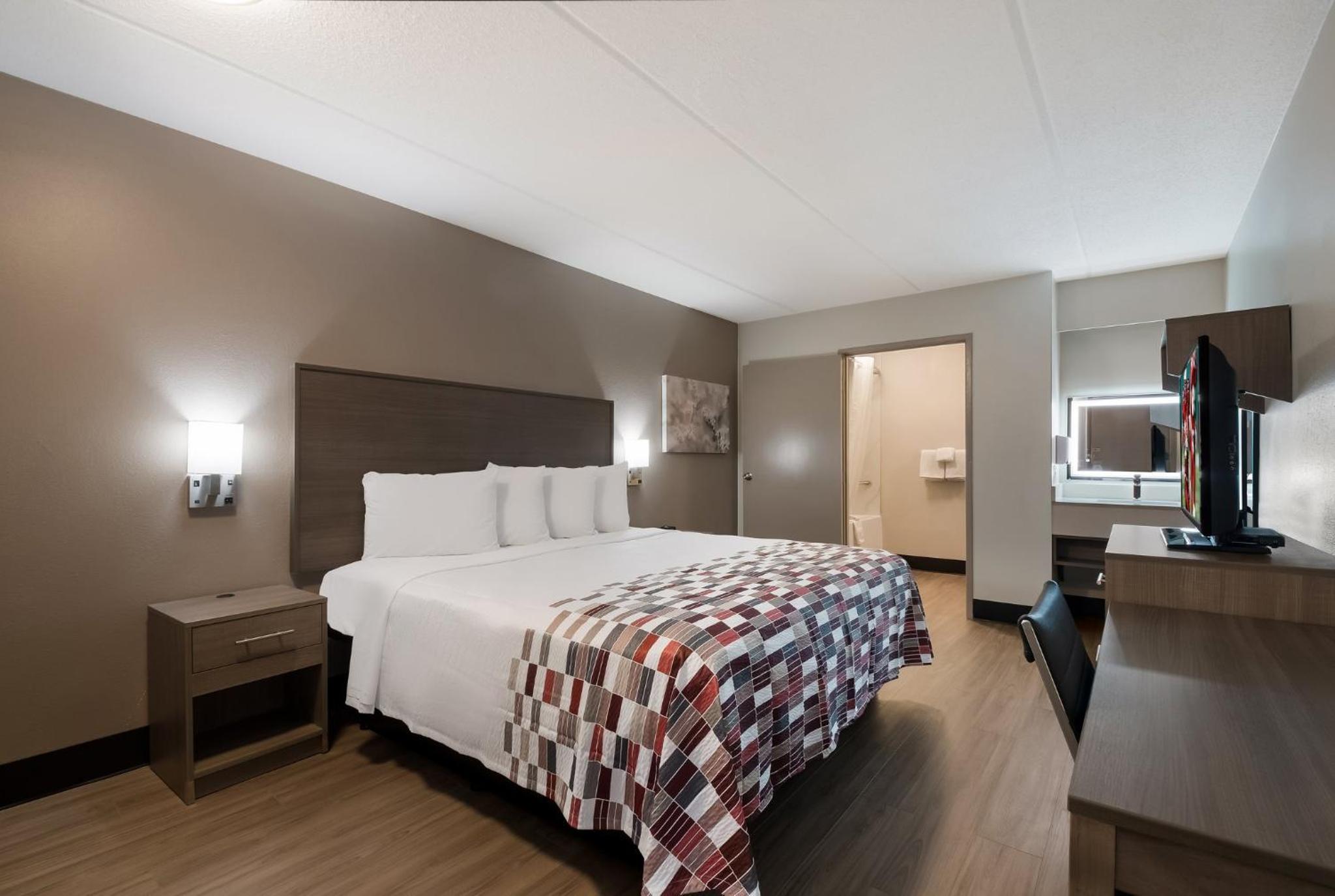 Deluxe Room with One Full Bed Disability Access Roll-In Shower Non-Smoking - Photo 5