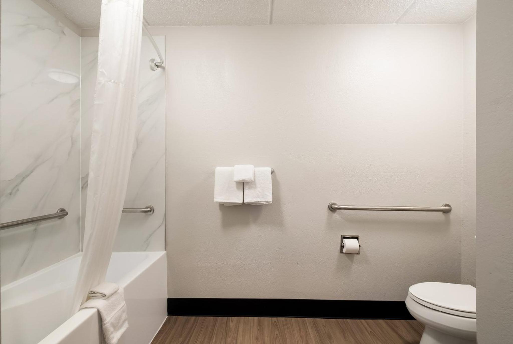 Deluxe Room with One Full Bed Disability Access Non-Smoking - Photo 4