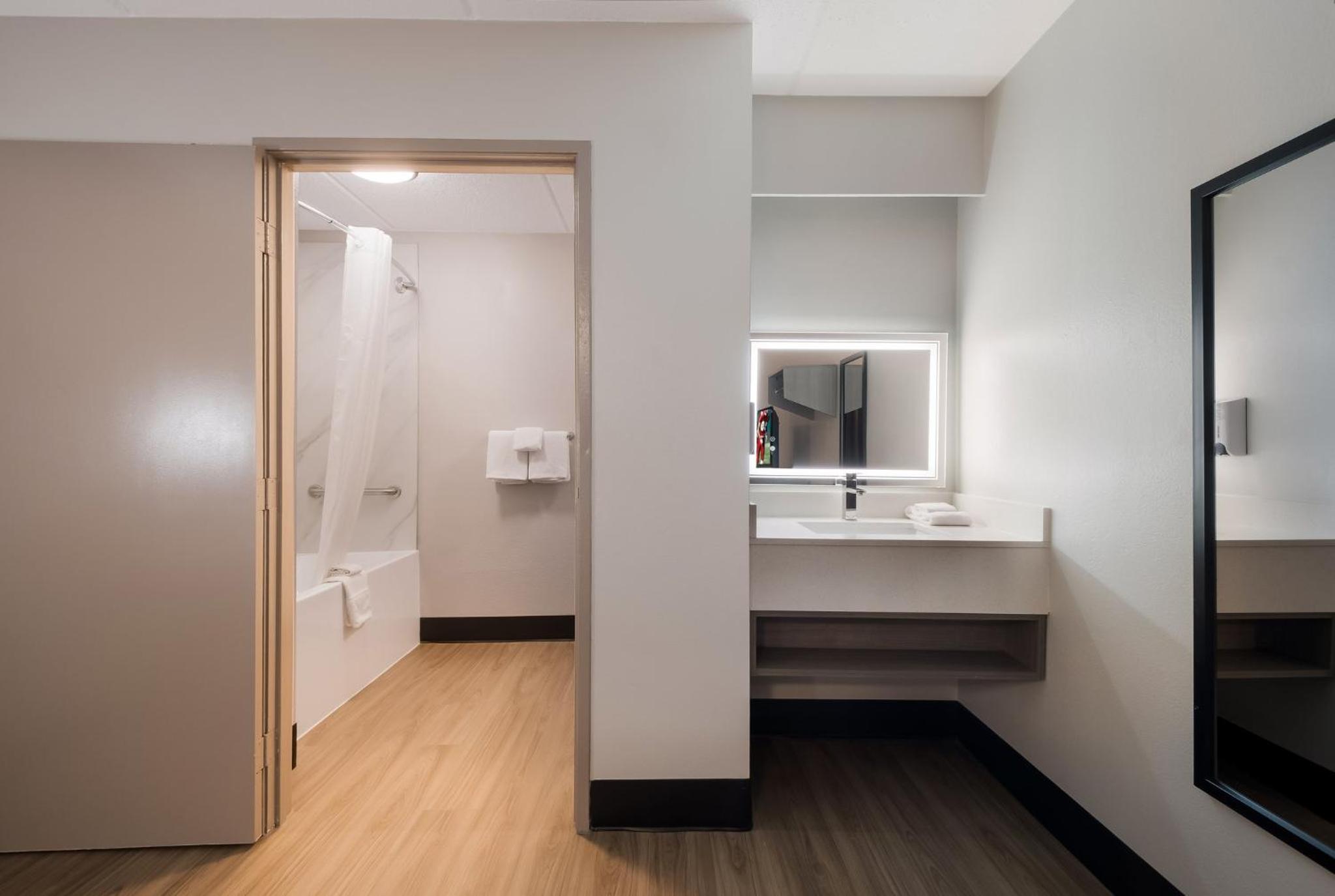 Deluxe Room with One Full Bed Disability Access Non-Smoking - Photo 2