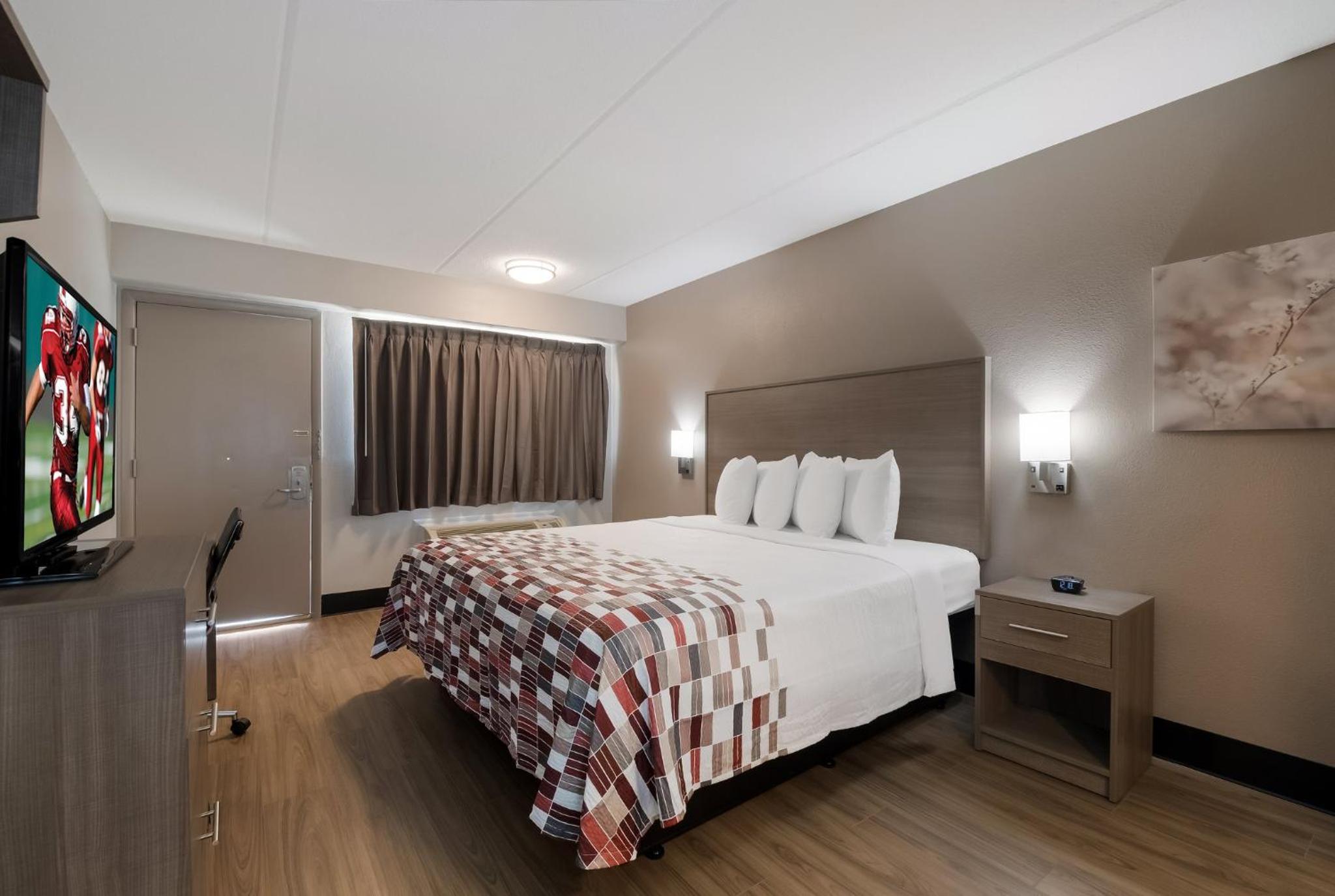Deluxe Room with One Full Bed Disability Access Roll-In Shower Non-Smoking - Photo 1