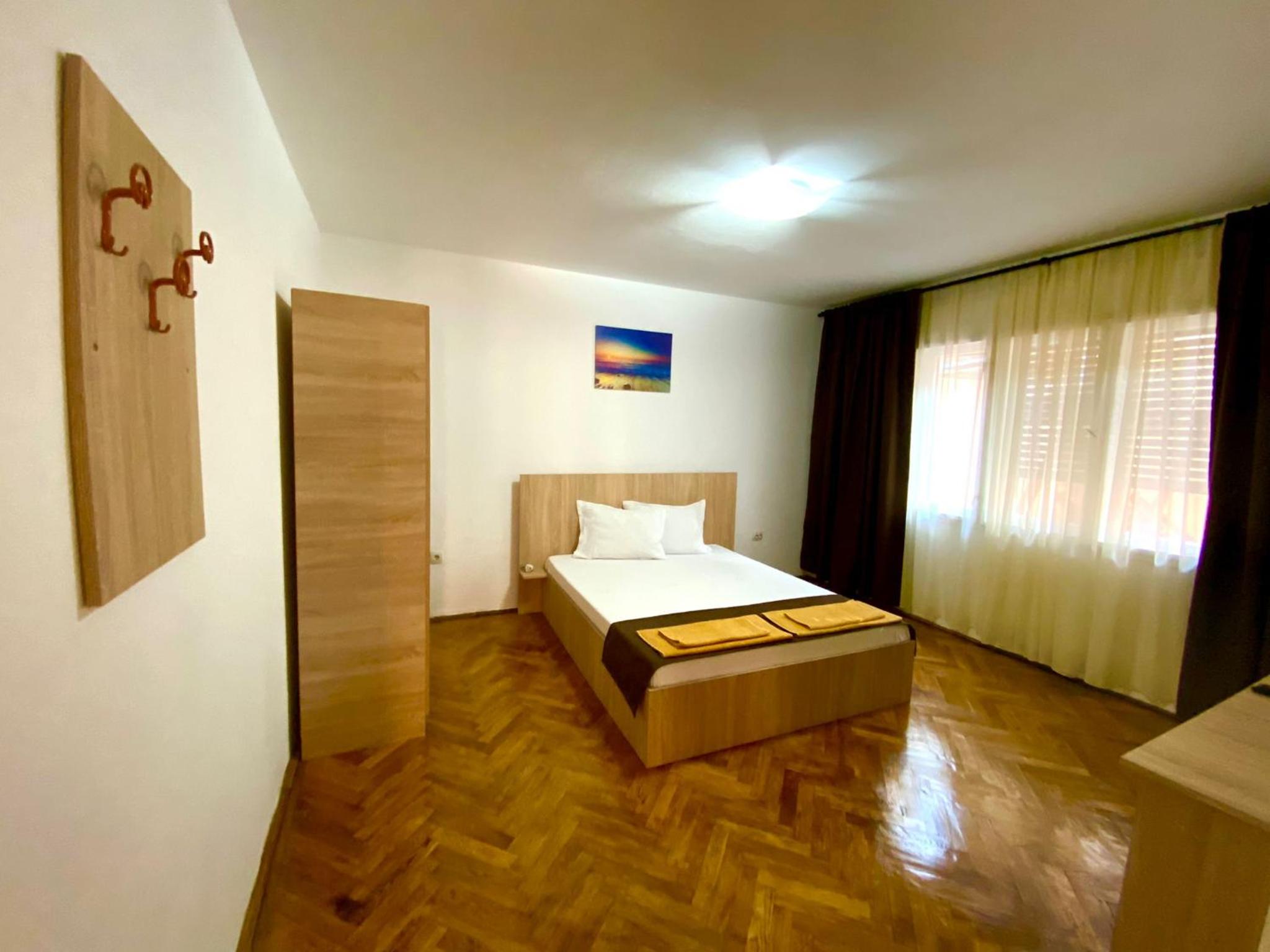 Double Room with Private Bathroom - Photo 9