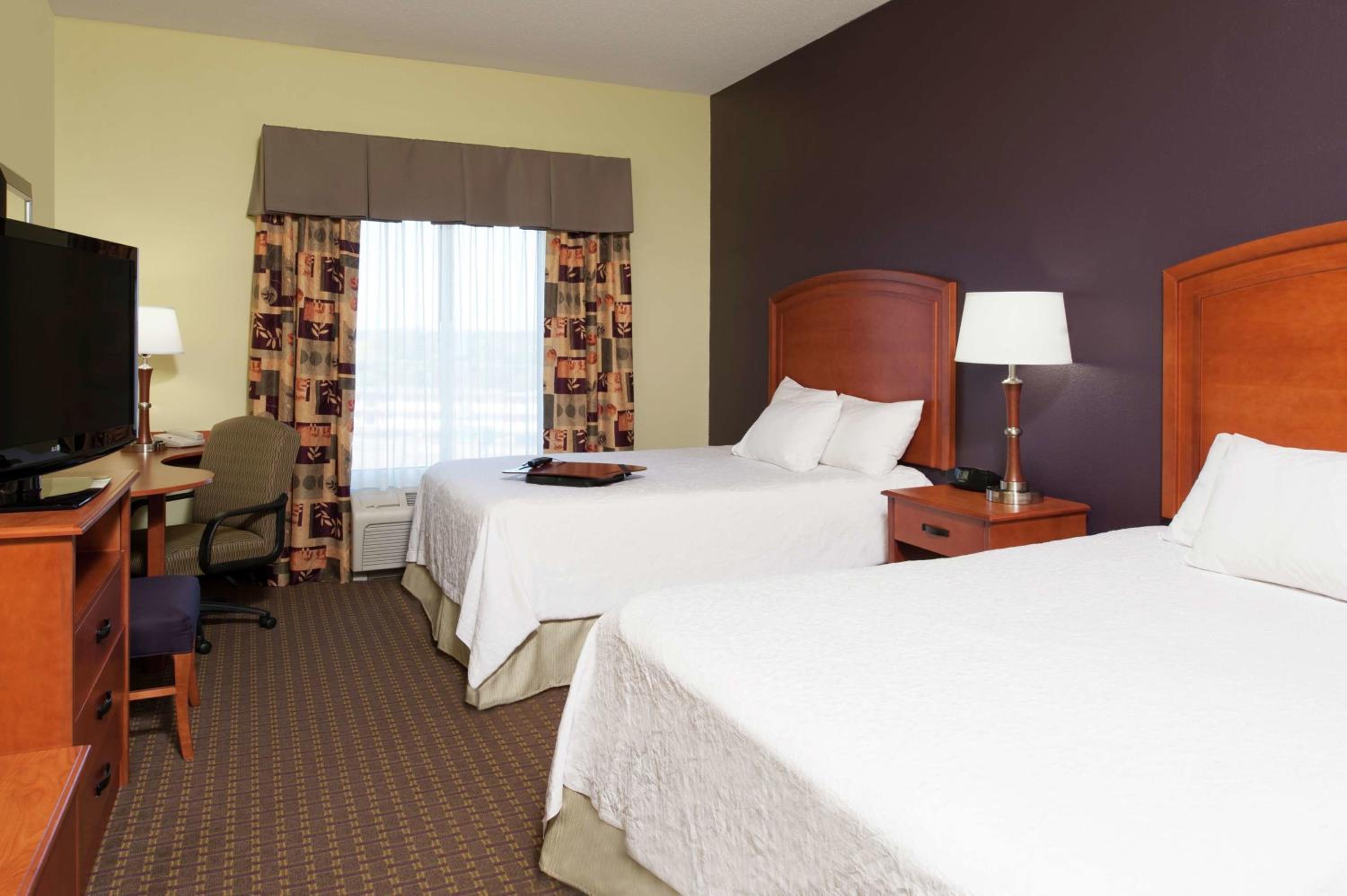 Room with Two Queen Beds - Non-Smoking - Photo 4