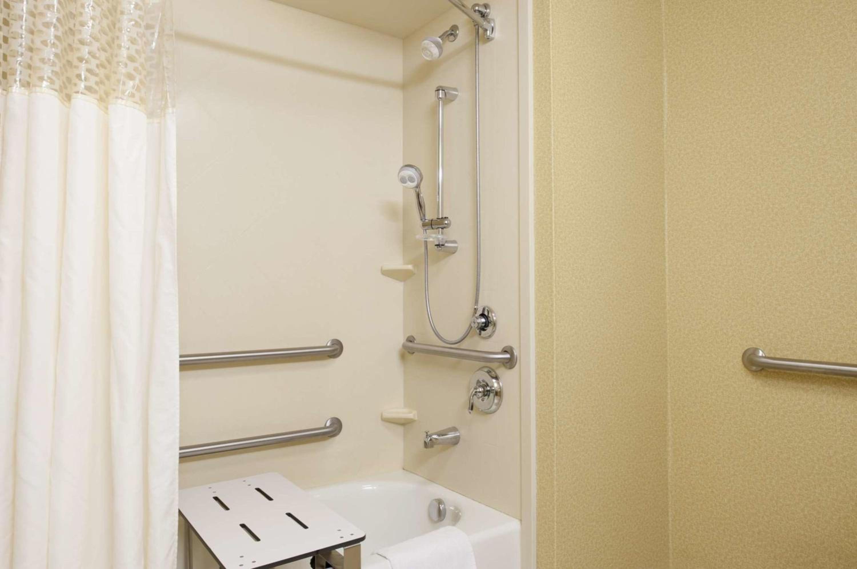 Double Room with Two Queen Beds and Bath Tub - Mobility Access - Photo 2