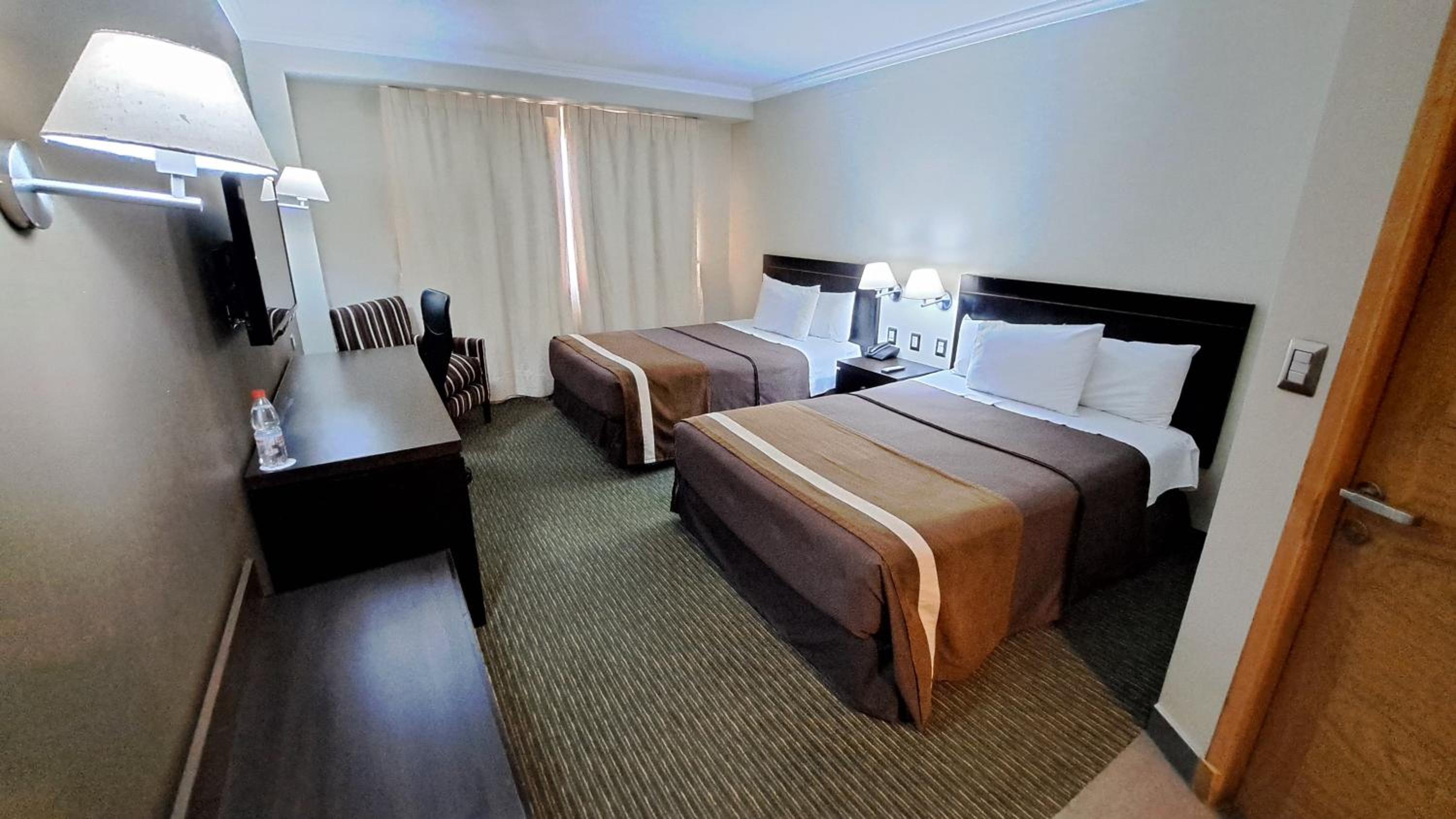 Queen Room with Two Queen Beds photo 1