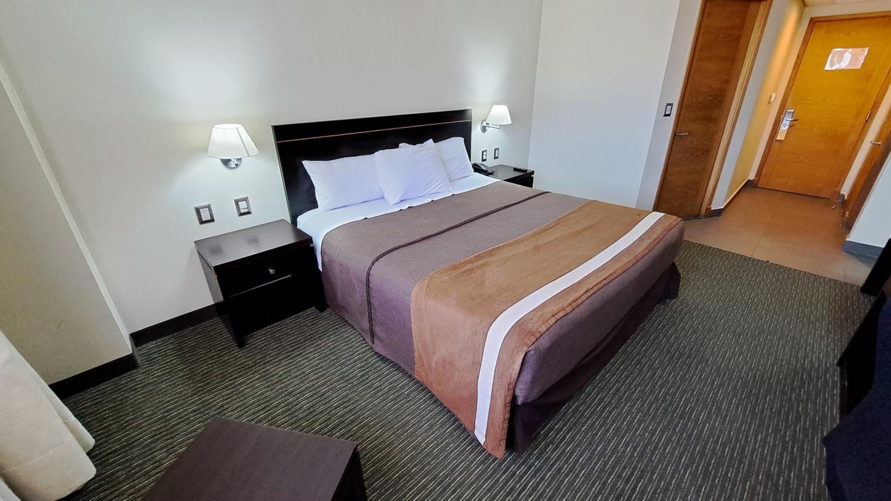 Queen Room photo 1